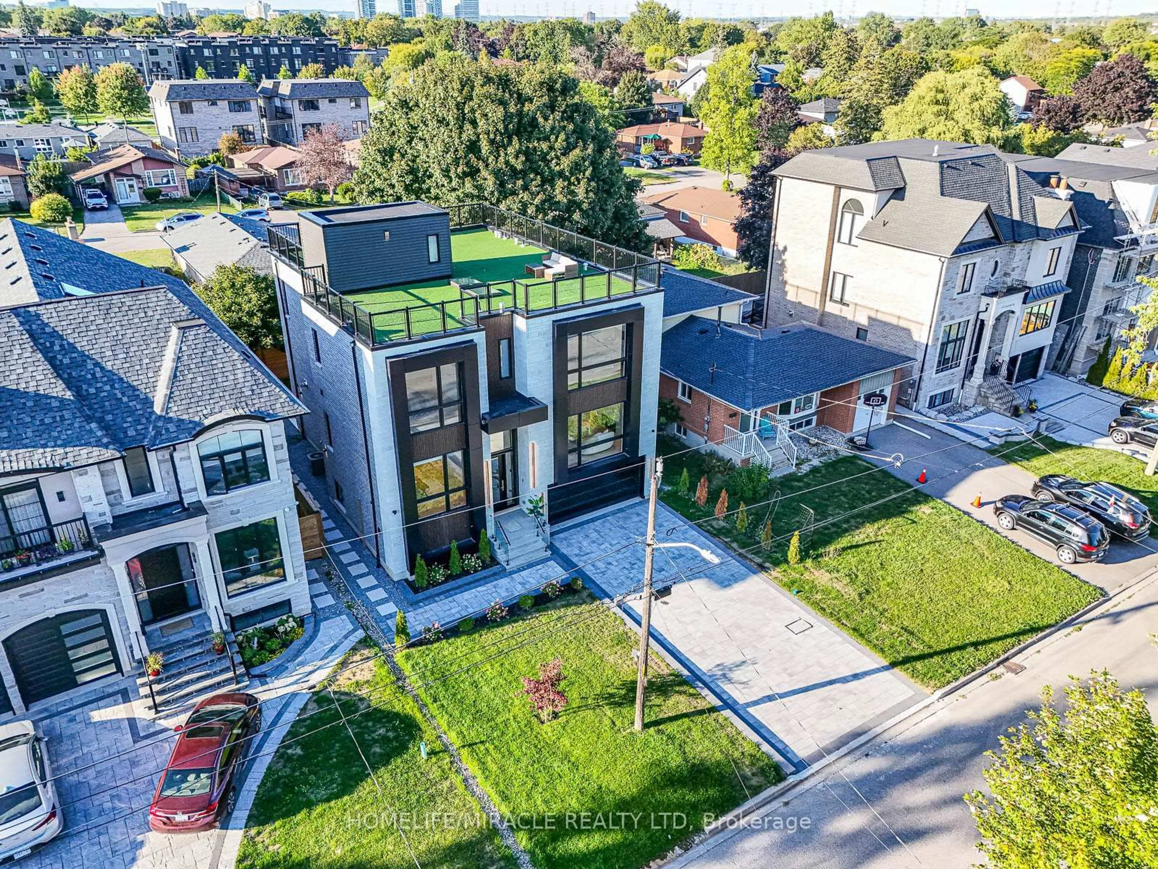 A pic from outside/outdoor area/front of a property/back of a property/a pic from drone, street for 636 Annland St, Pickering Ontario L1W 1B1