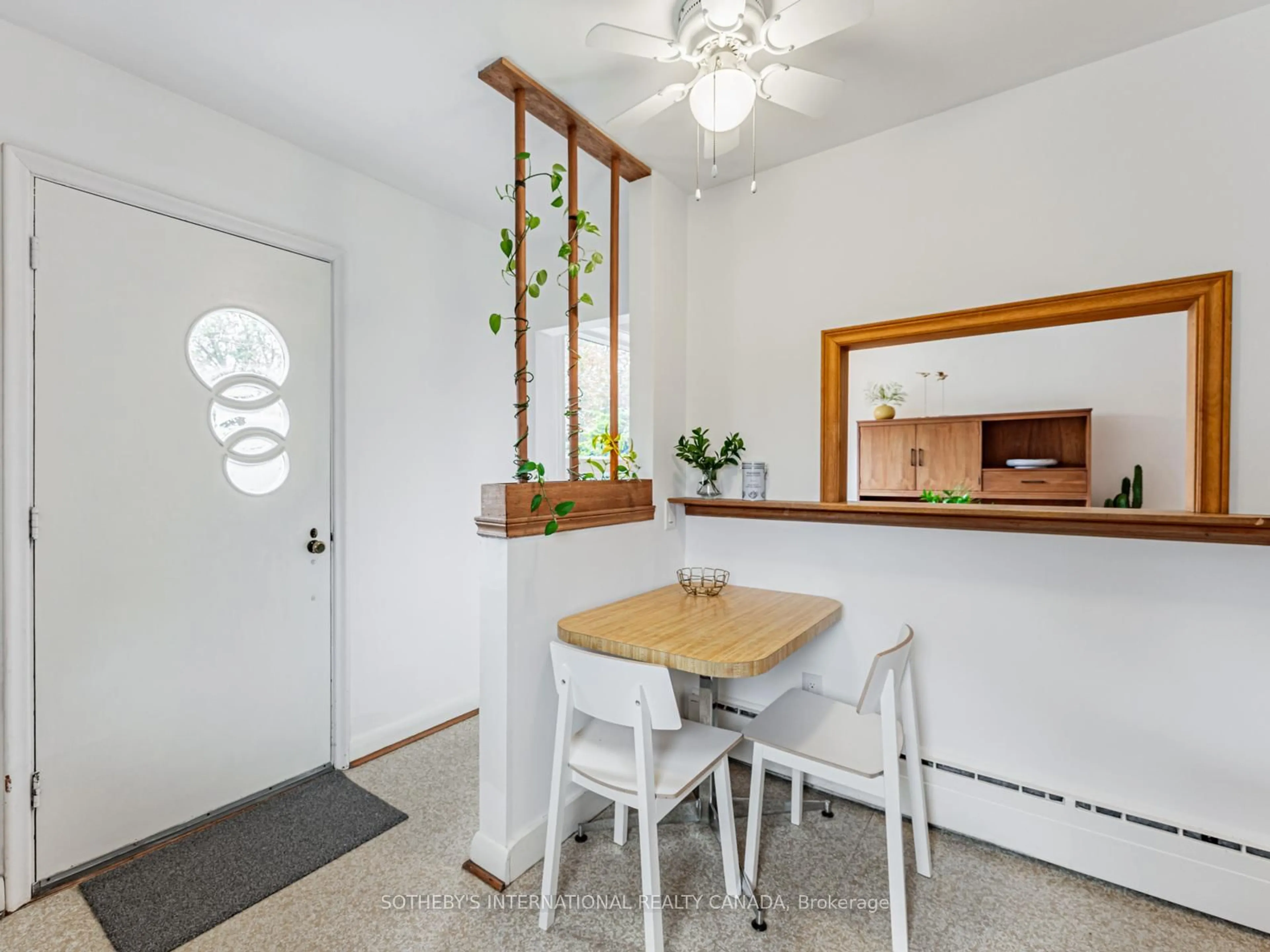 Indoor entryway for 21 Tripp Cres, Toronto Ontario M1P 1B4