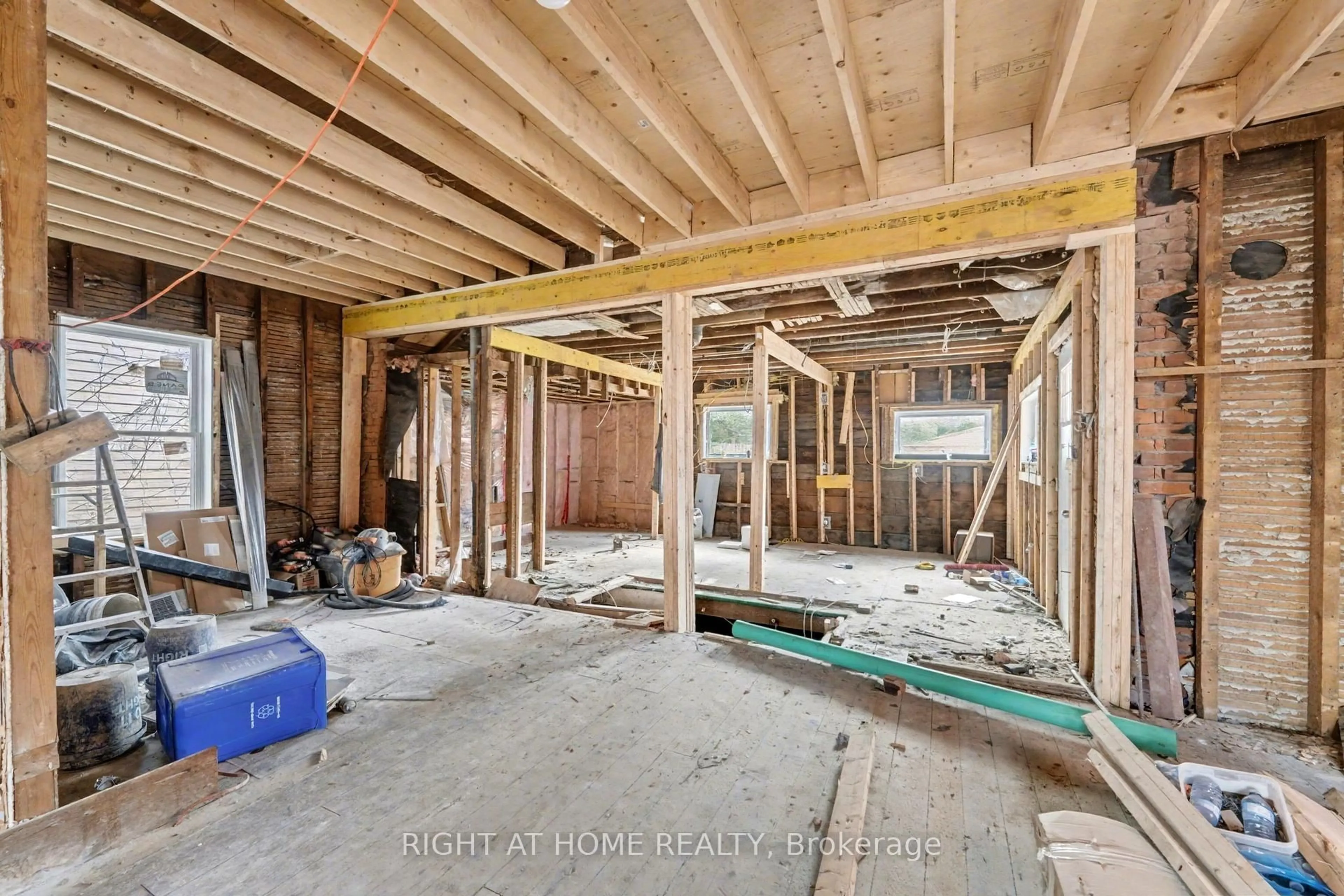 A pic of a room for 127 Elgin St, Oshawa Ontario L1G 1T4