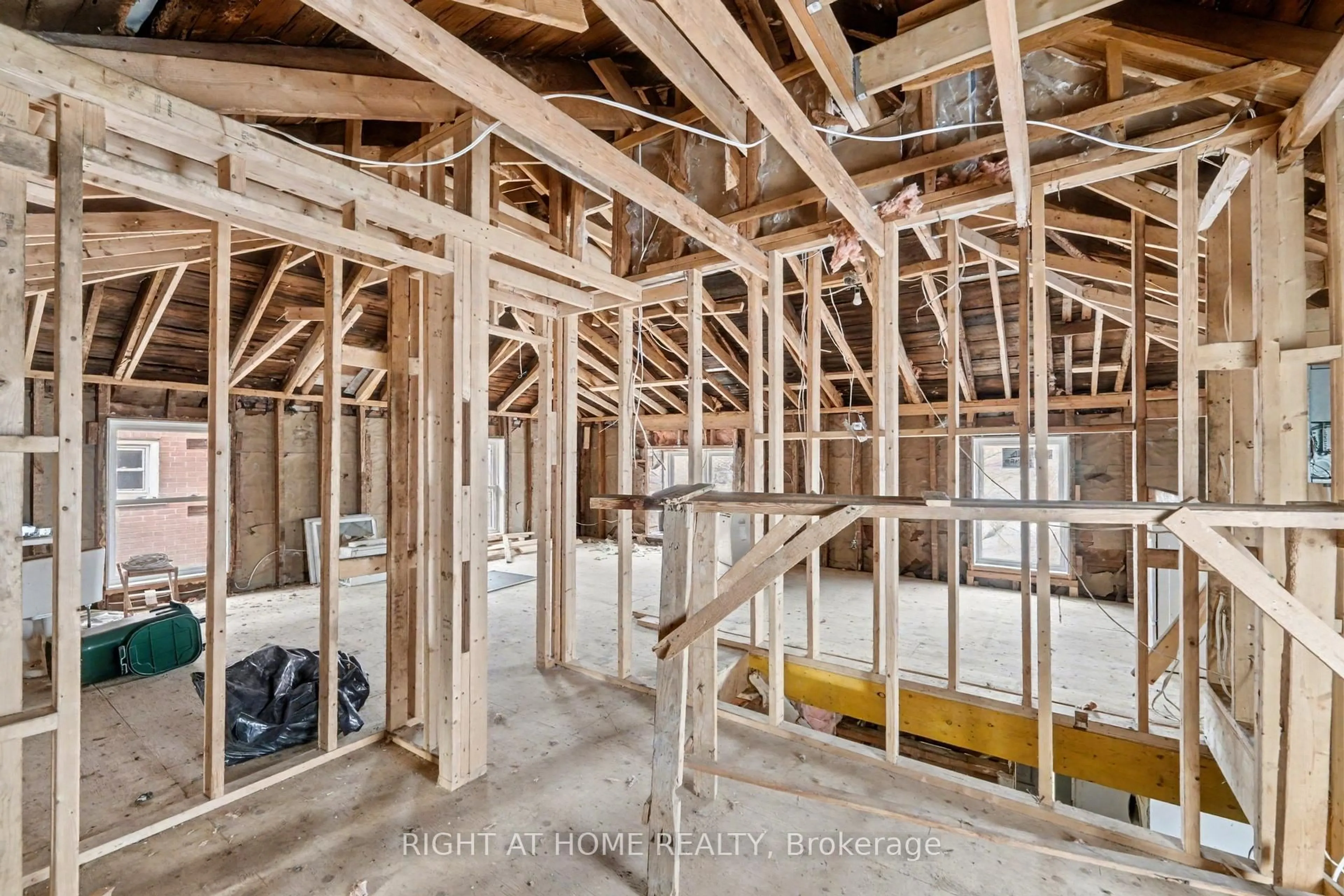 Unknown for 127 Elgin St, Oshawa Ontario L1G 1T4