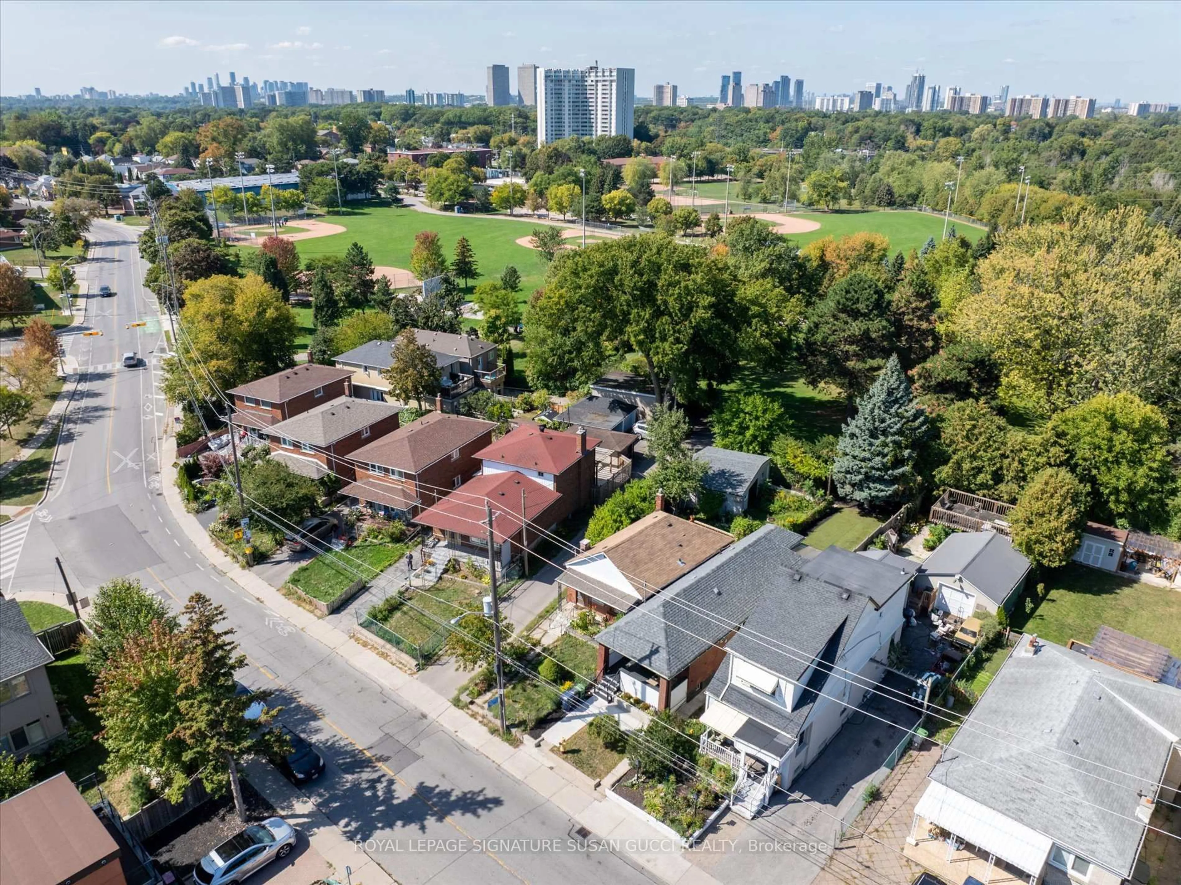 A pic from outside/outdoor area/front of a property/back of a property/a pic from drone, street for 972 Cosburn Ave, Toronto Ontario M4C 2W9