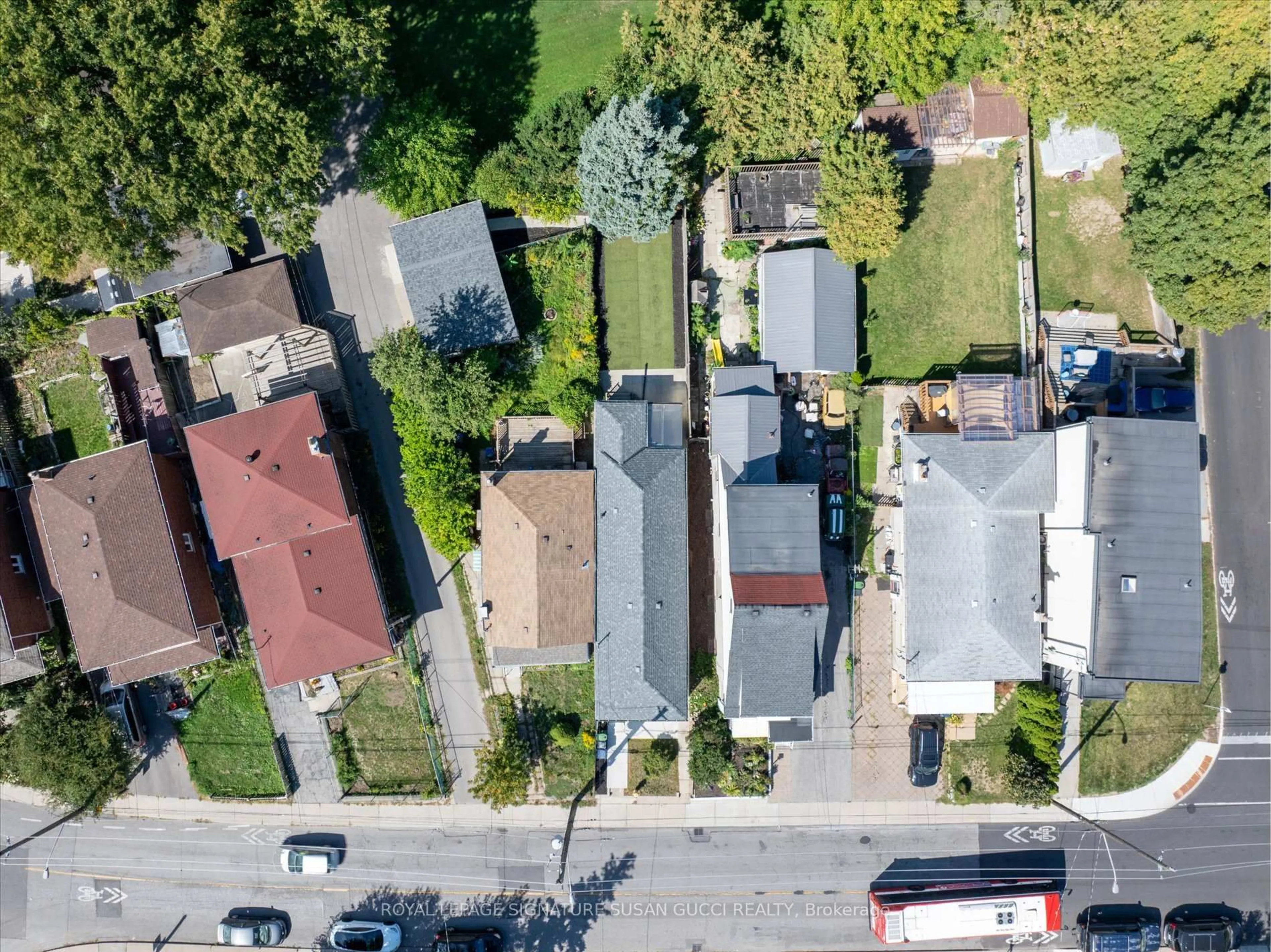 A pic from outside/outdoor area/front of a property/back of a property/a pic from drone, street for 972 Cosburn Ave, Toronto Ontario M4C 2W9