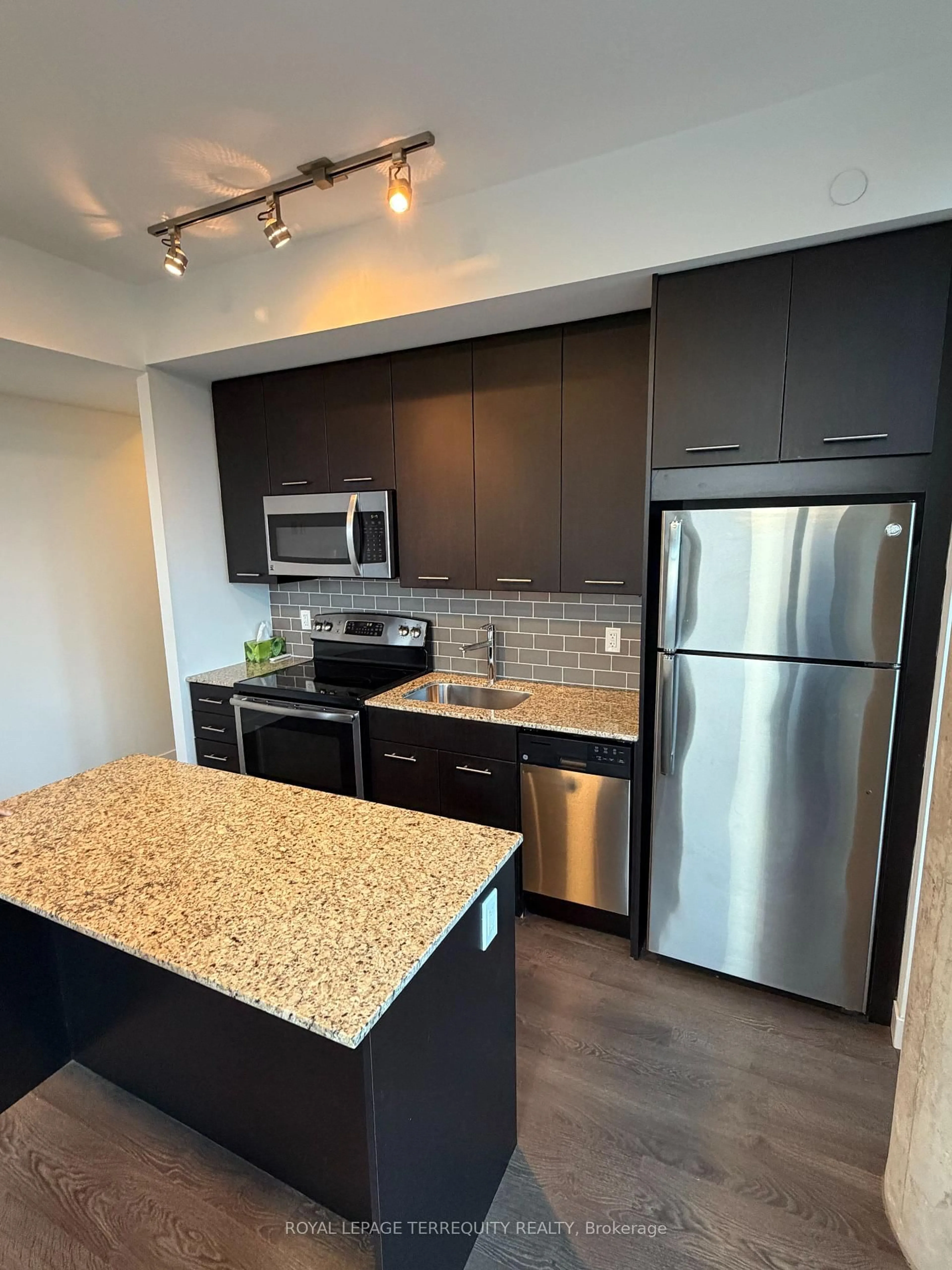 Standard kitchen, unknown for 2055 Danforth Ave #910, Toronto Ontario M4C 1J8