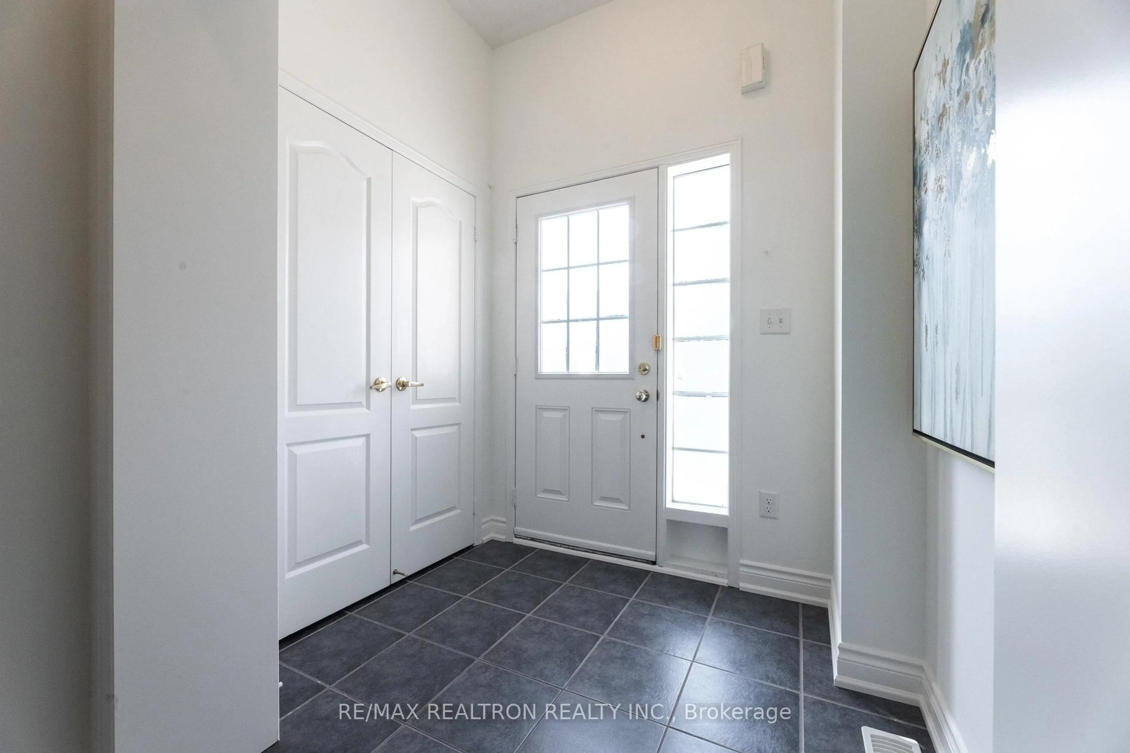 Indoor entryway for 18 Summerside Ave, Whitby Ontario L1R 0G3