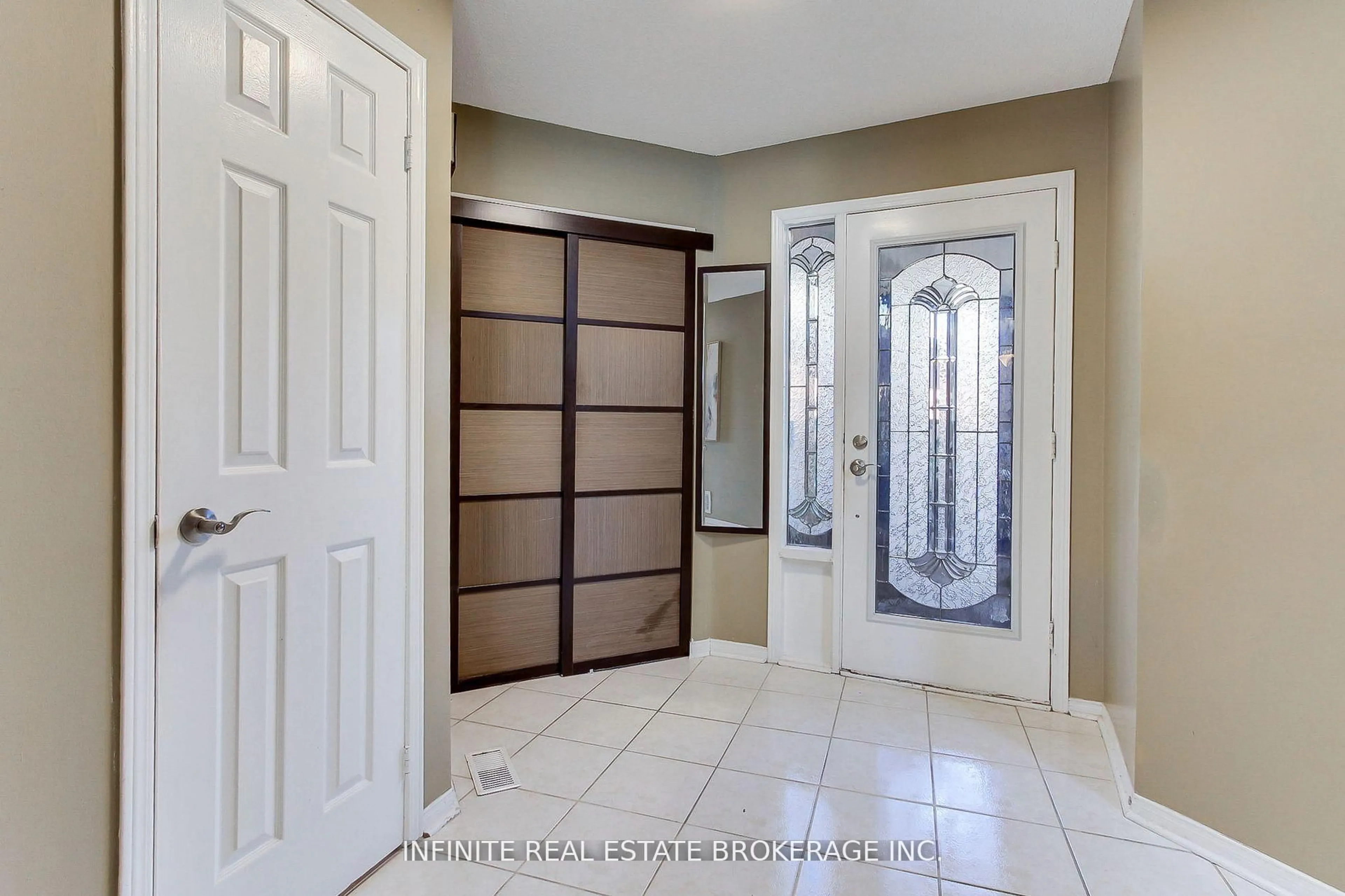 Indoor entryway for 70 Sable Cres, Whitby Ontario L1R 1Y6