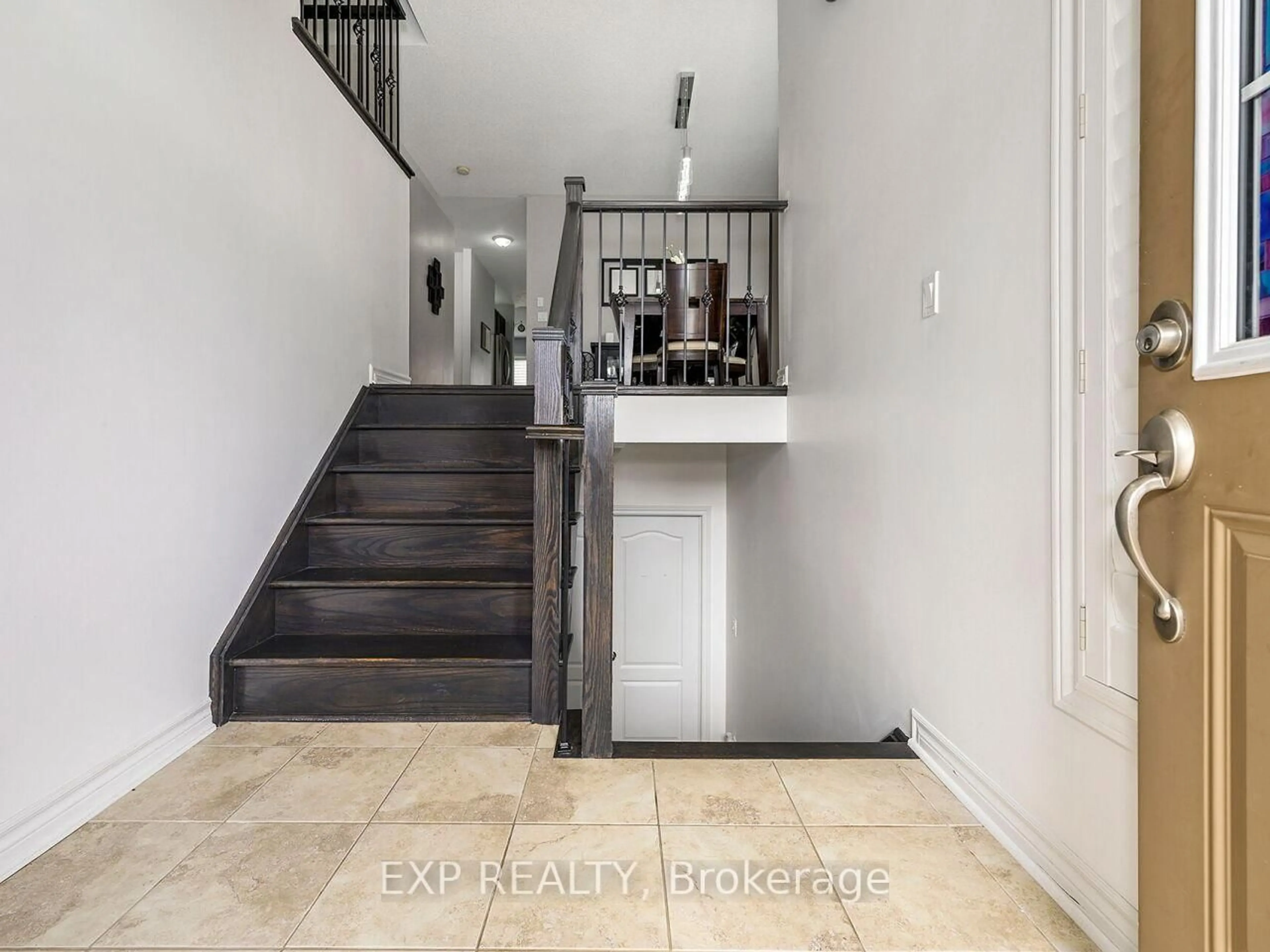 Indoor entryway for 856 Wrenwood Dr, Oshawa Ontario L1K 0Y1