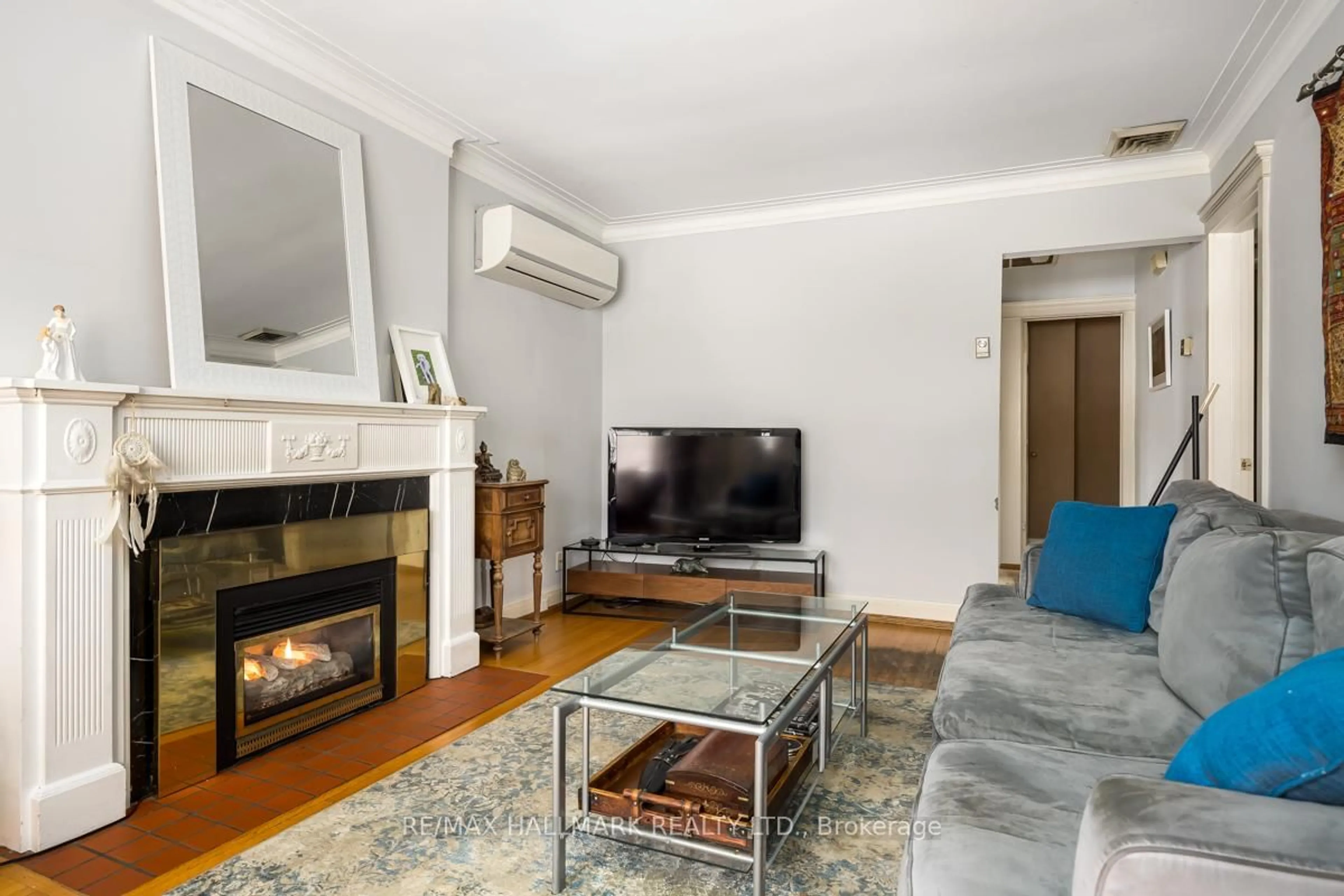 Living room with furniture, wood/laminate floor for 22 Airley Cres, Toronto Ontario M4K 4H6