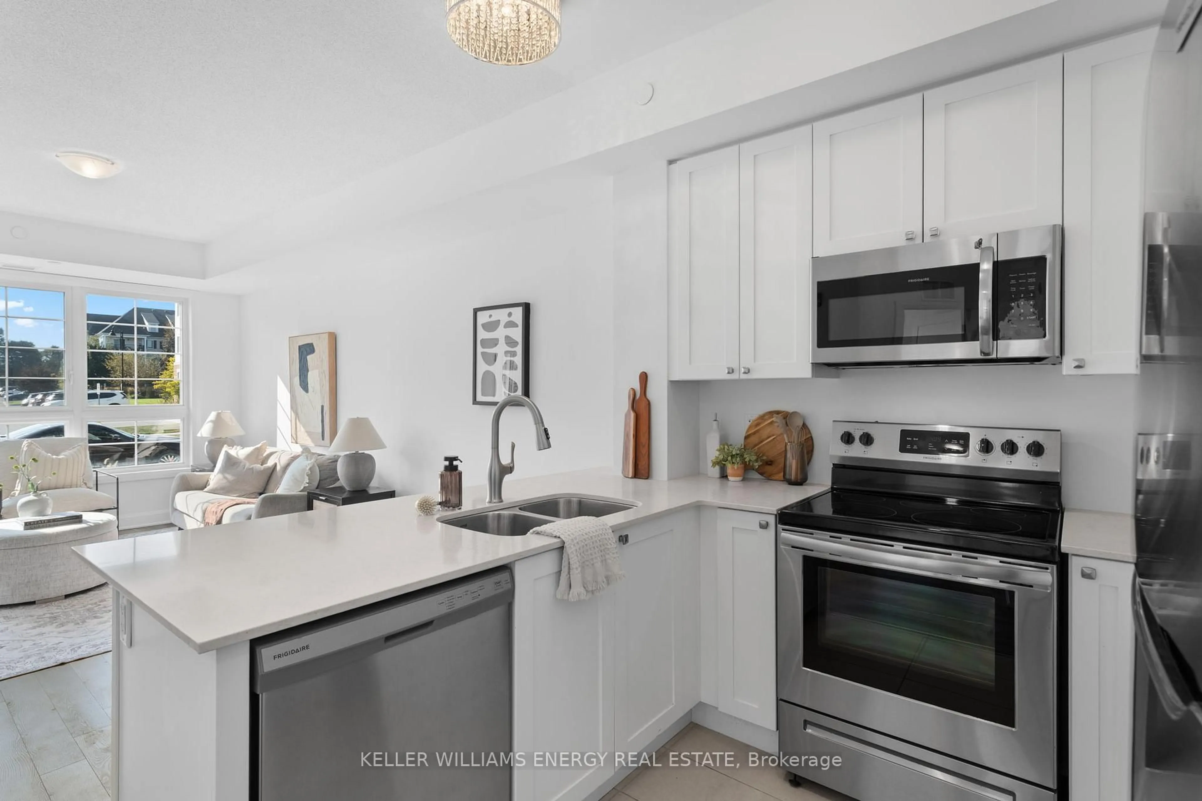 Open concept kitchen, ceramic/tile floor for 50 Lakebreeze Dr #106, Clarington Ontario L1B 0V9