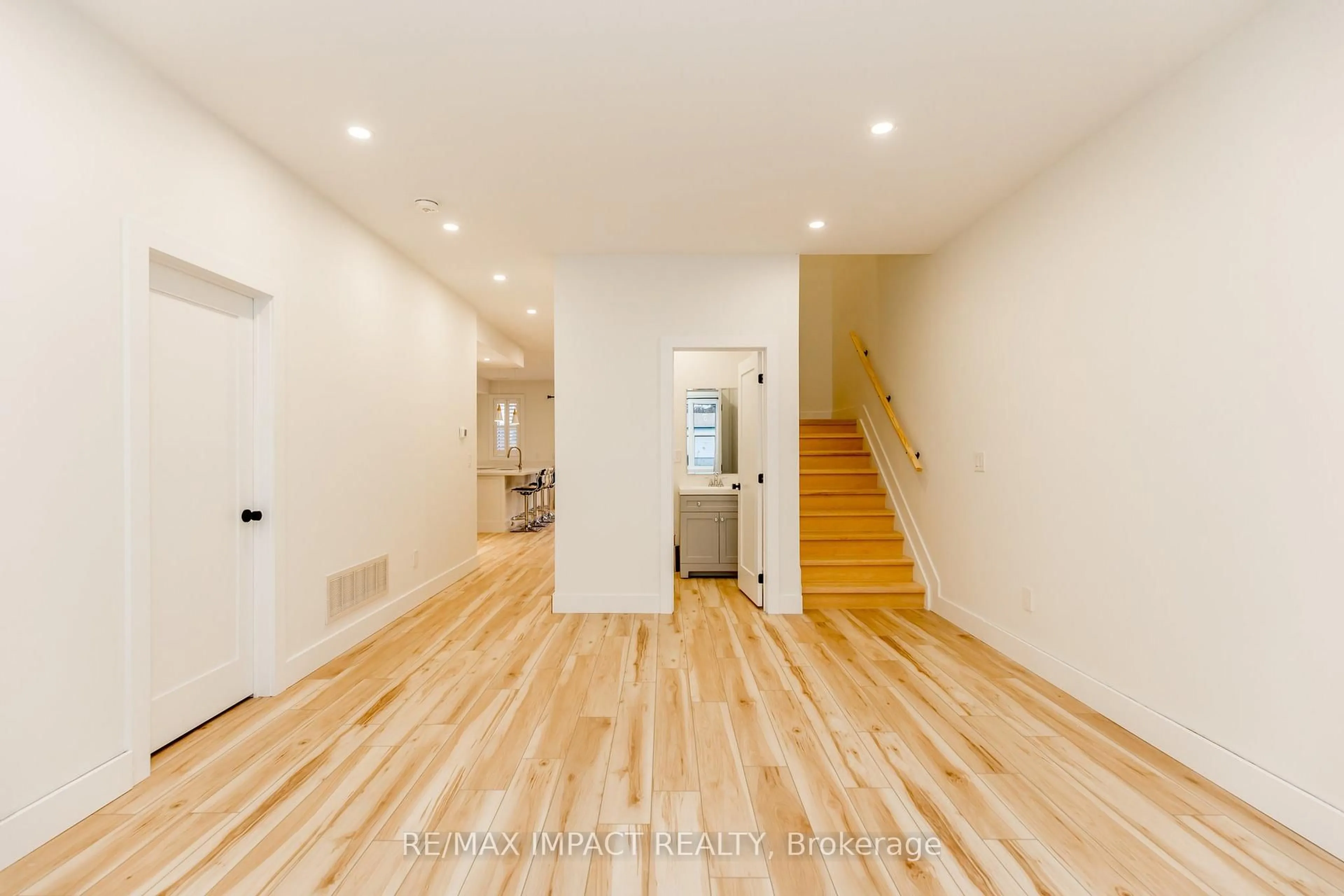 Indoor entryway for 781 Oliva St, Pickering Ontario L1W 2V9