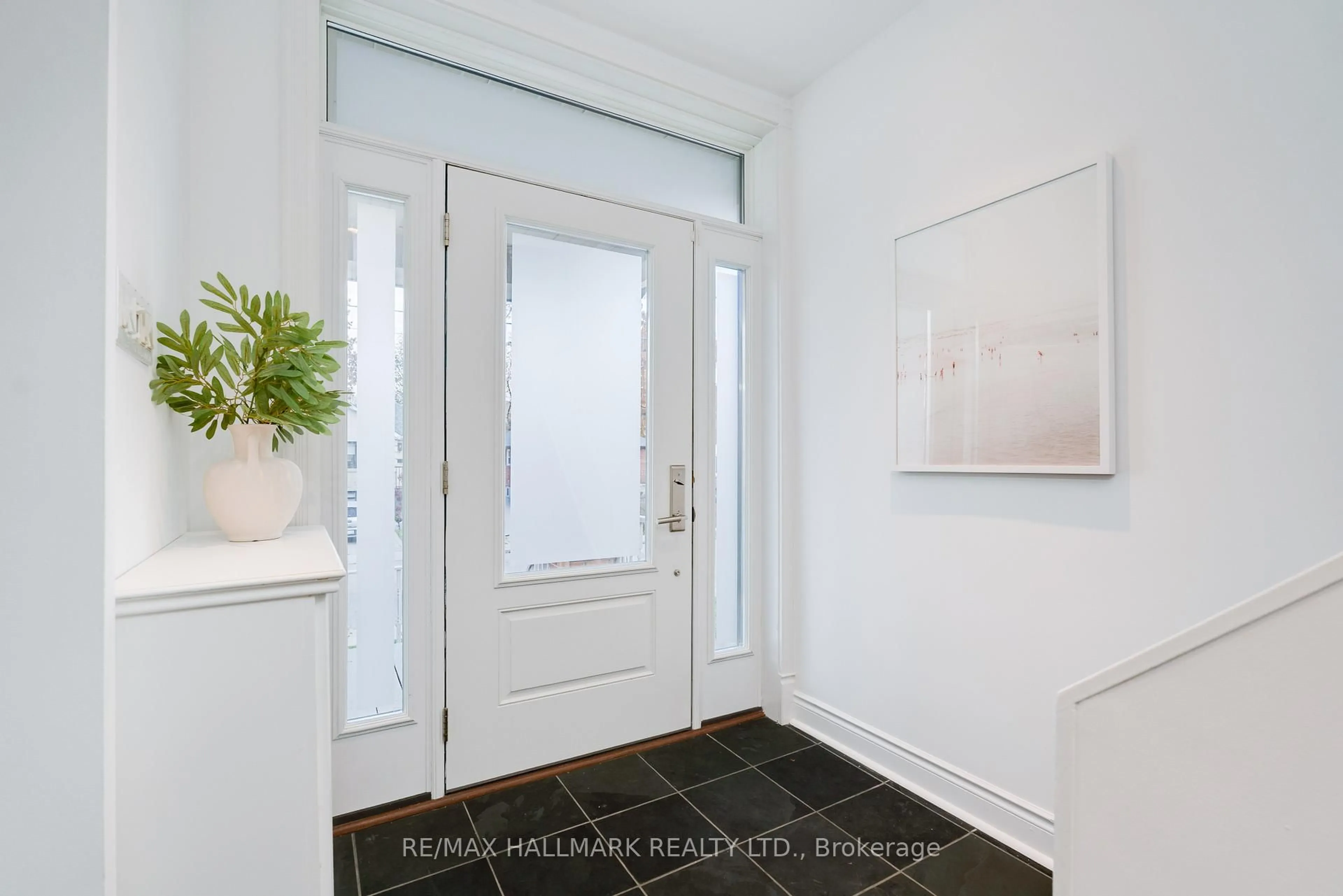 Indoor entryway for 22 Sharpe St, Toronto Ontario M1N 3T6