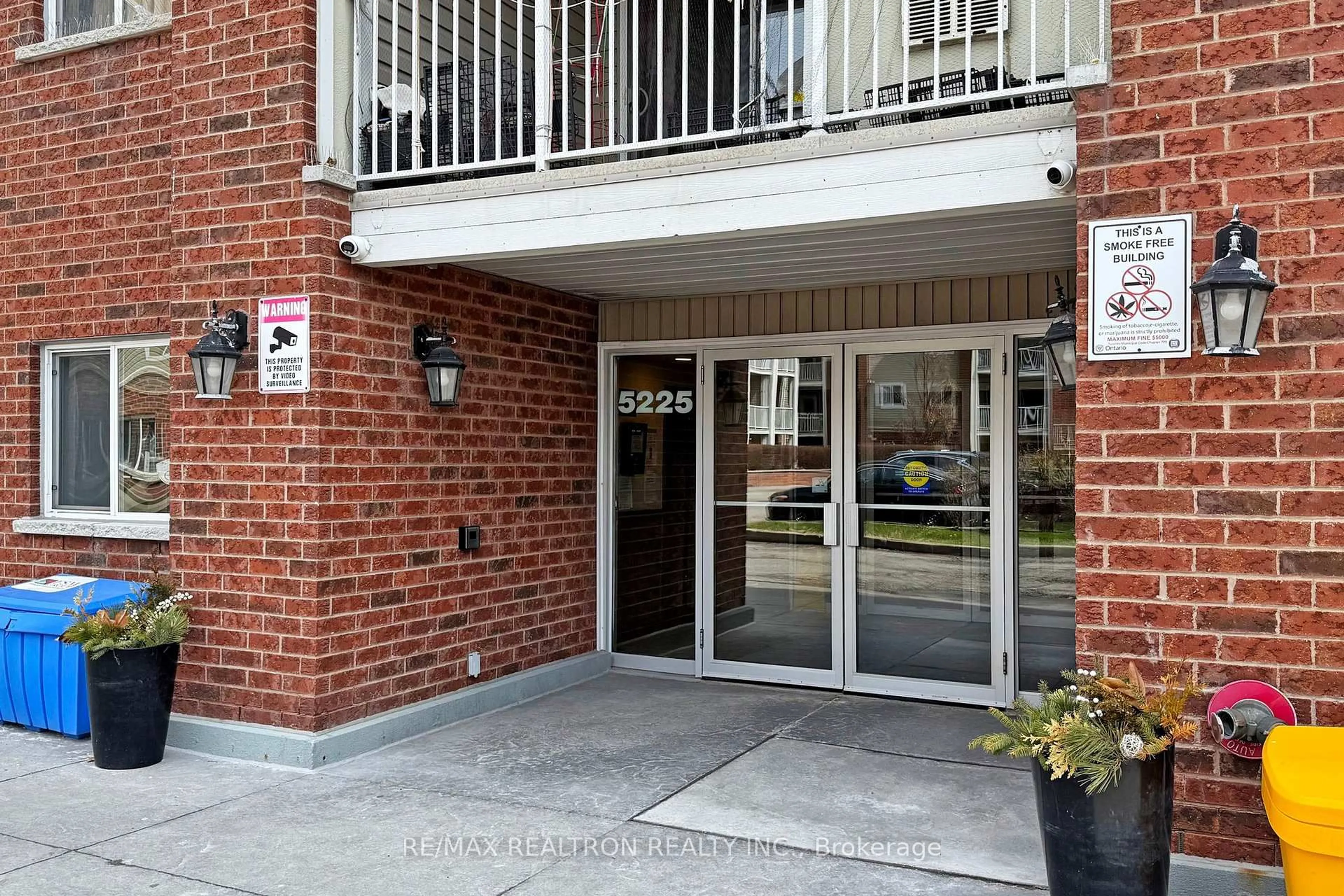 Indoor foyer for 5225 Finch Ave #423, Toronto Ontario M1S 5W8