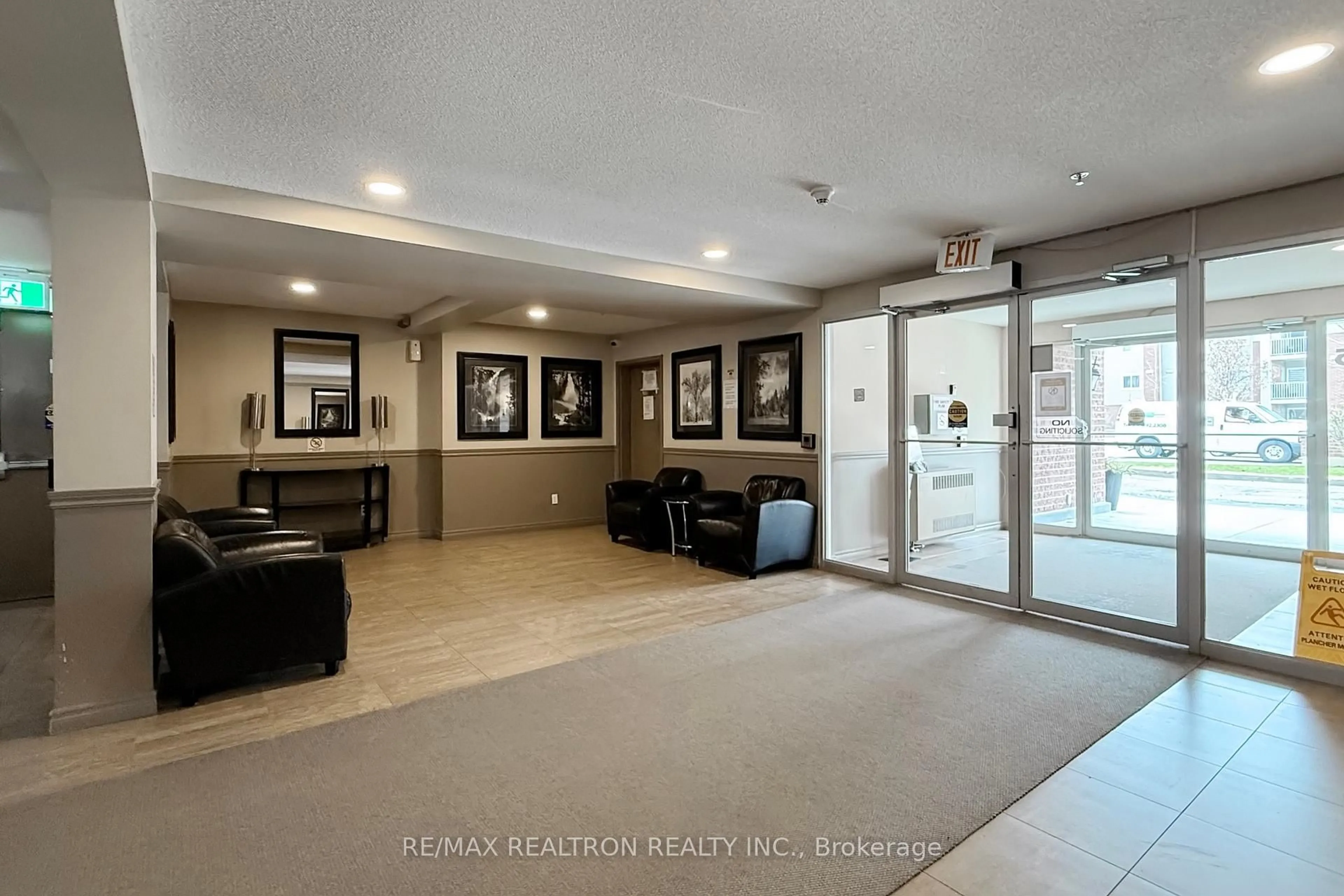 Indoor foyer for 5225 Finch Ave #423, Toronto Ontario M1S 5W8