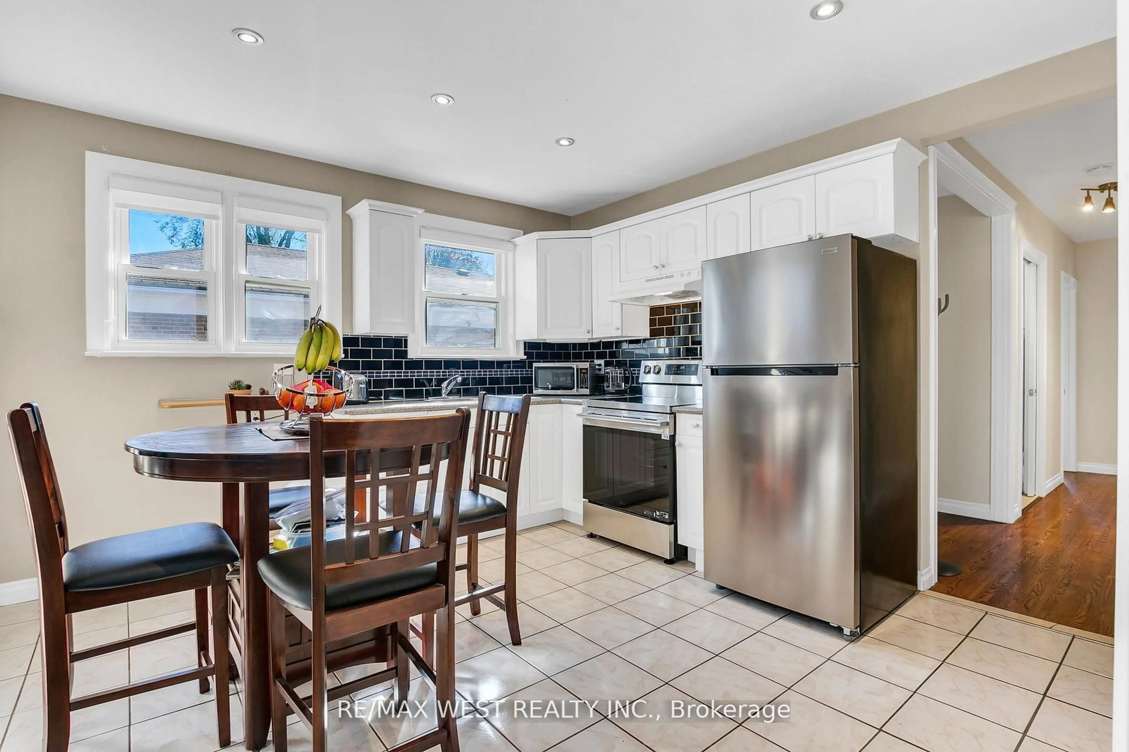 Open concept kitchen, ceramic/tile floor for 866 Scarborough Golf Clb Rd, Toronto Ontario M1G 1J5