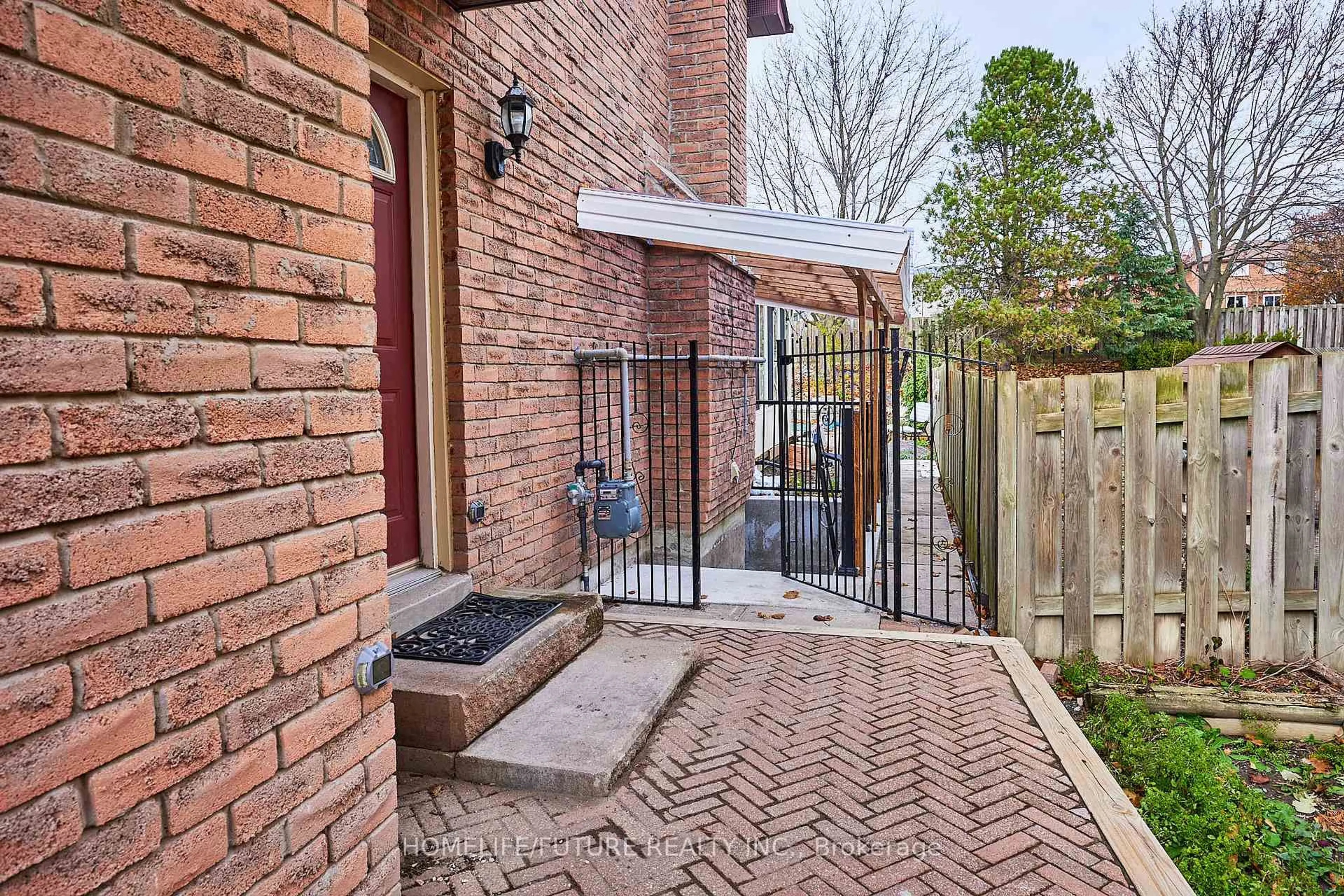 Patio, street for 86 Robinson Cres, Whitby Ontario L1N 6W5