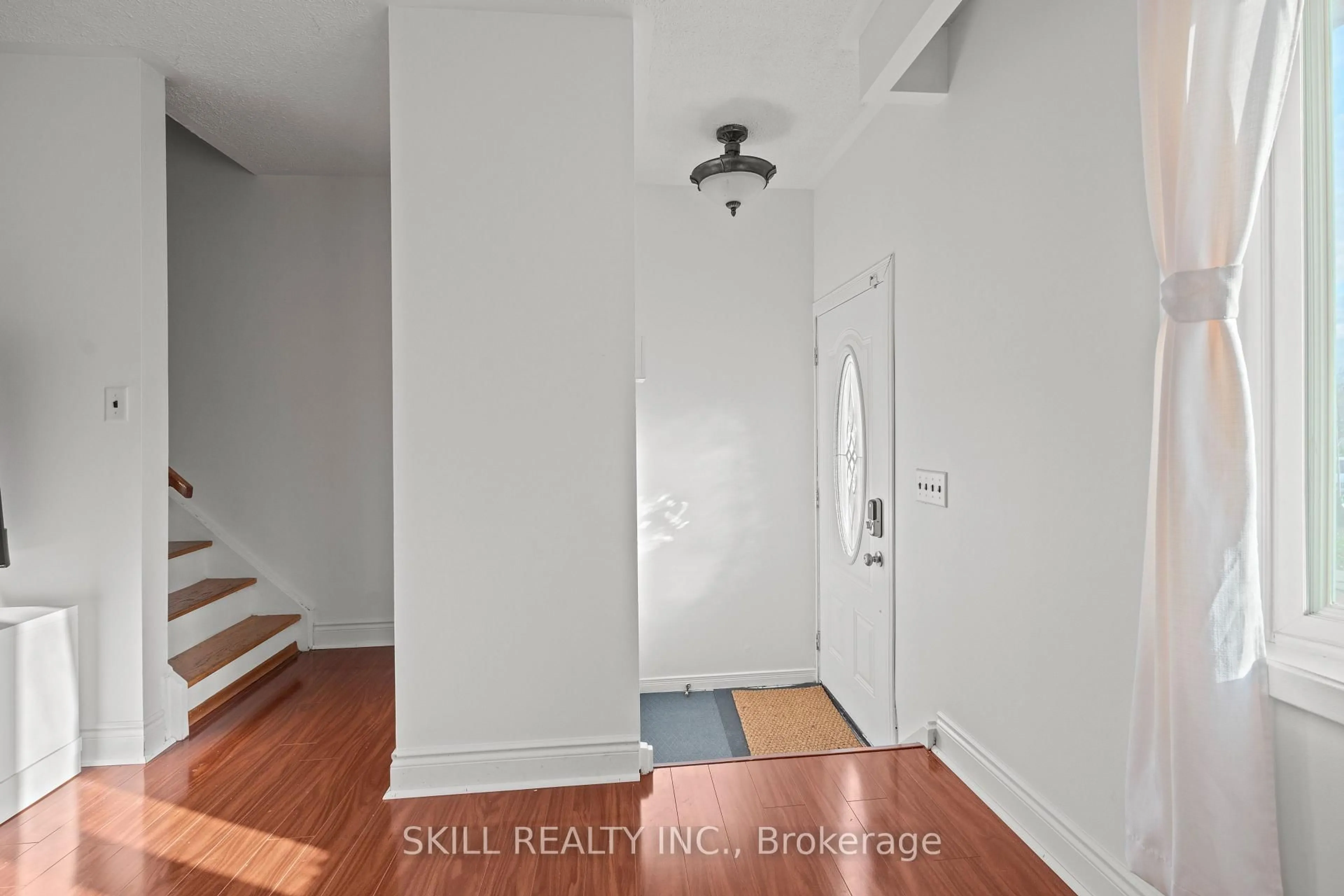 Indoor entryway for 269 Kinmount Cres, Oshawa Ontario L1J 3T8