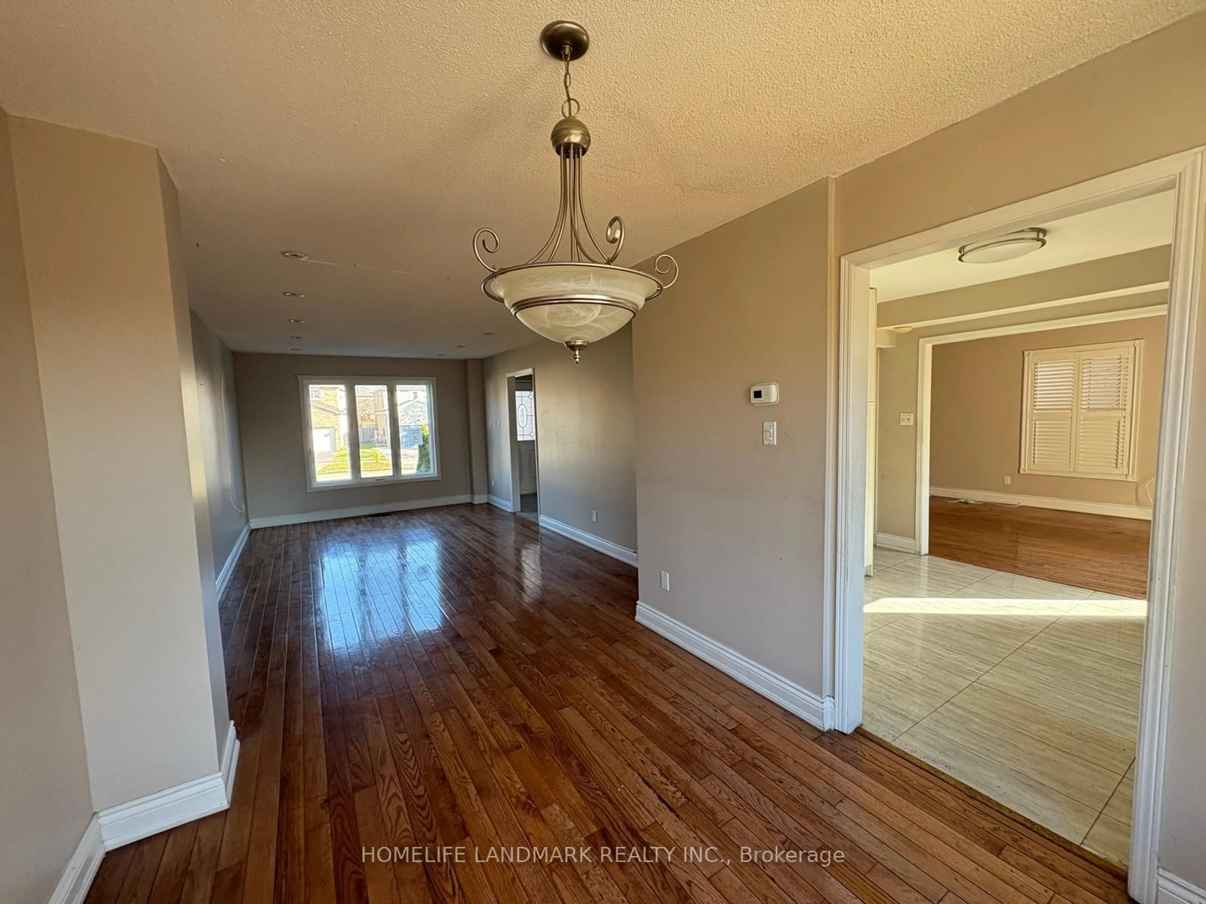 Indoor entryway for 2364 Strathmore Cres, Pickering Ontario L1X 2H8