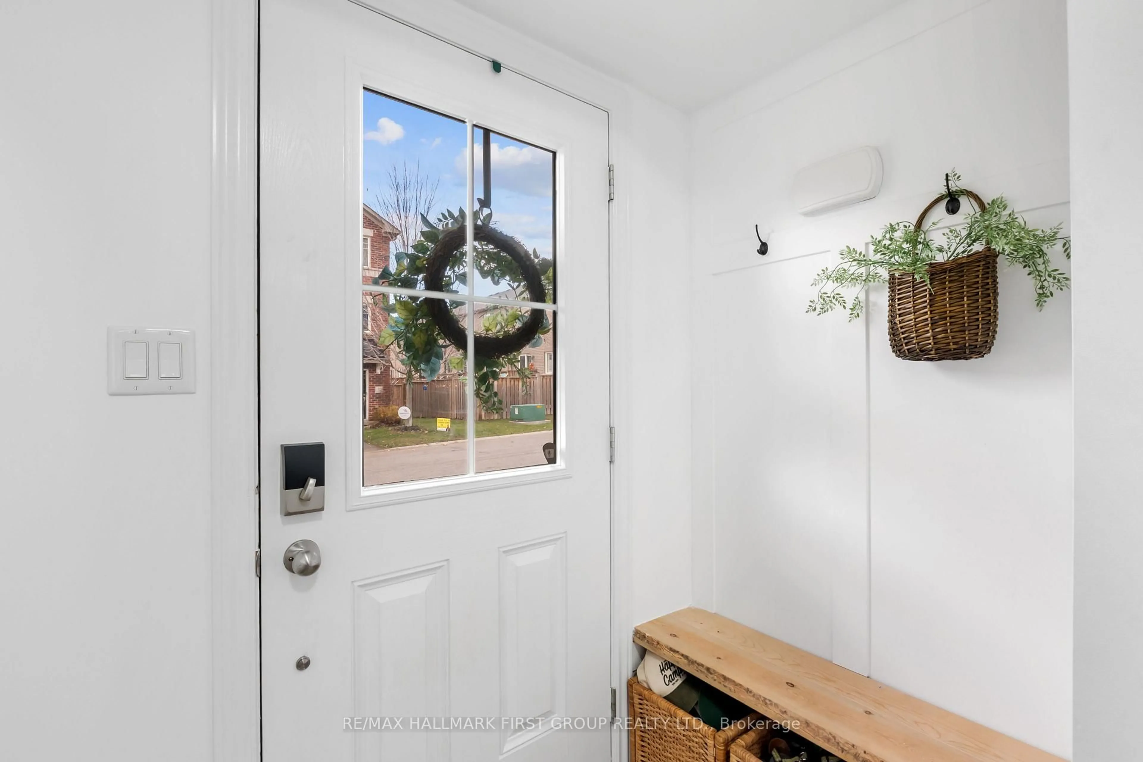 Indoor entryway for 93 Markham Tr, Clarington Ontario L1C 0S4