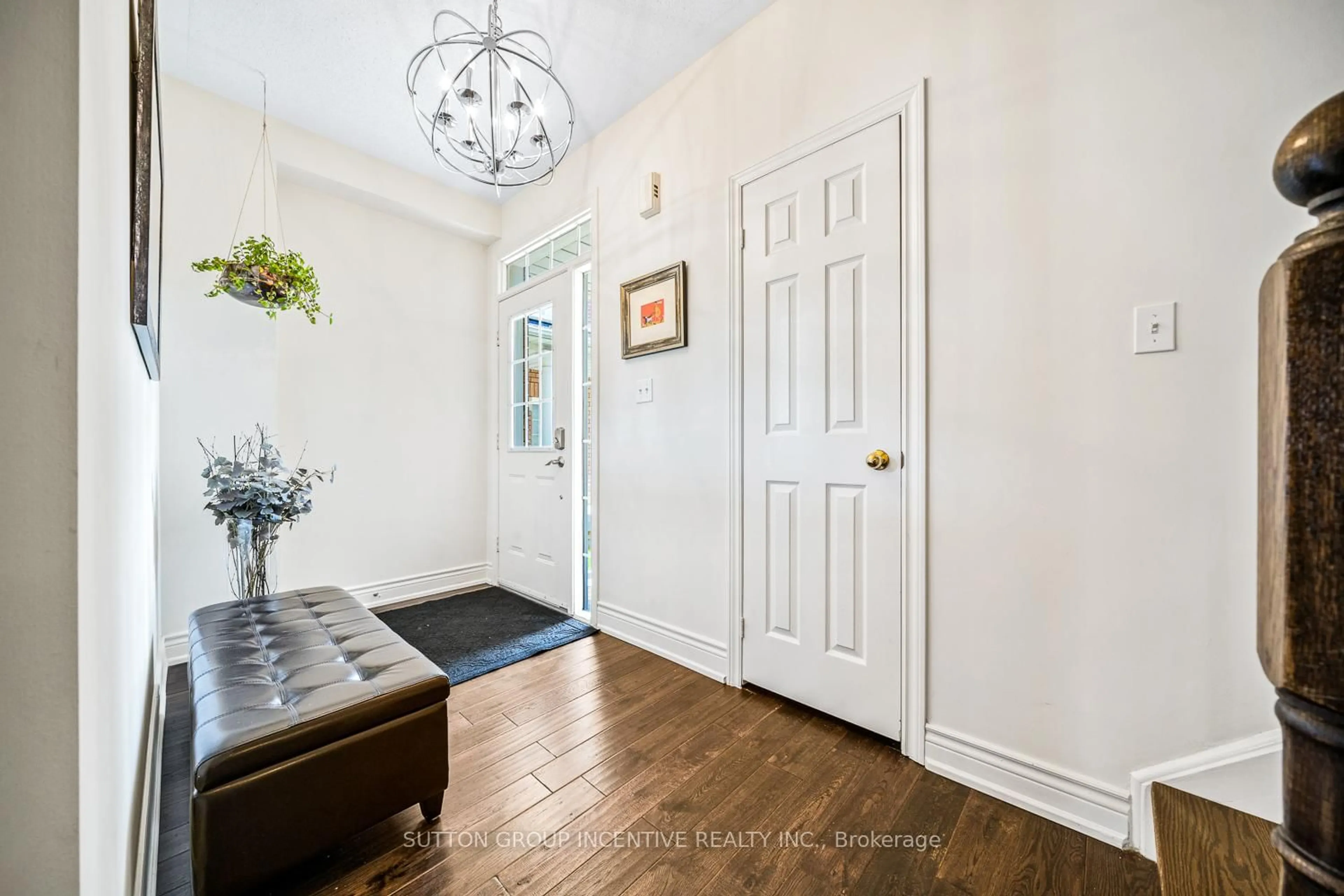 Indoor entryway for 432 Woodsmere Cres, Pickering Ontario L1V 7A4