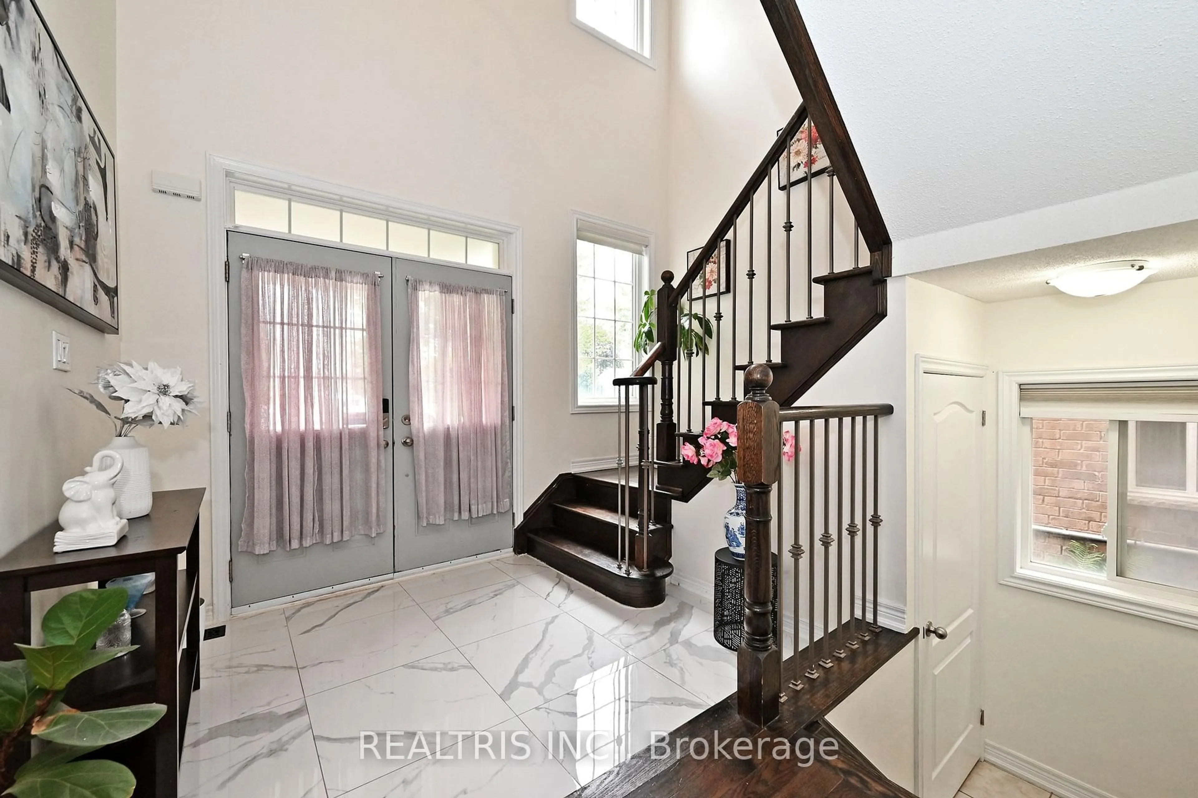 Indoor entryway for 10B Hunt St, Clarington Ontario L1C 0A4