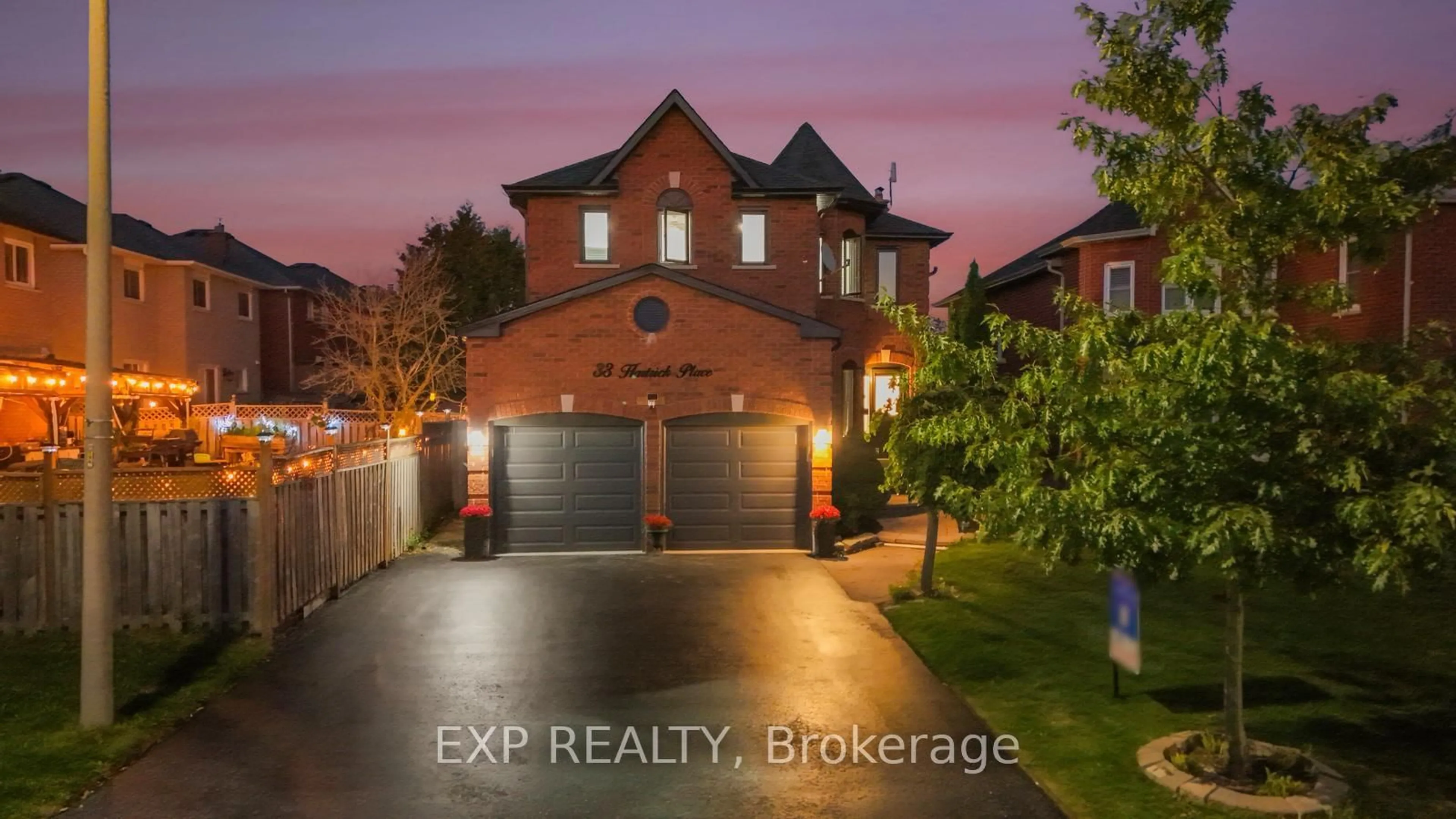 A pic from outside/outdoor area/front of a property/back of a property/a pic from drone, street for 33 Hartrick Pl, Whitby Ontario L1R 2C2