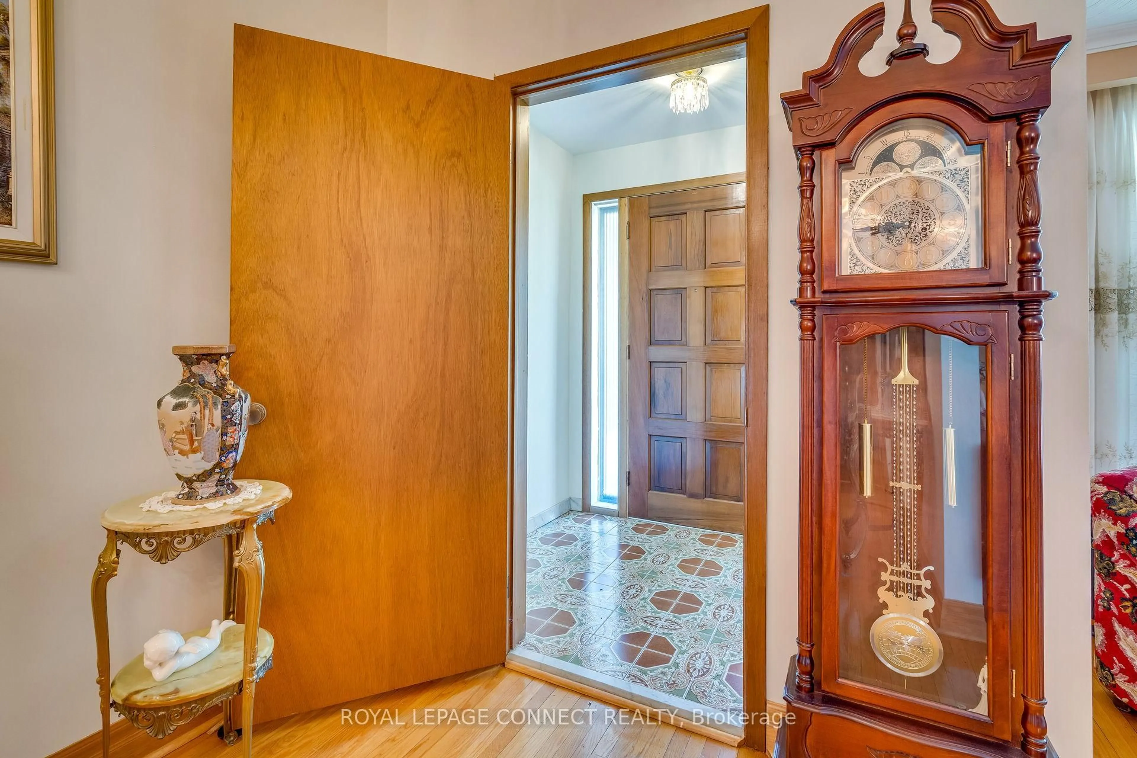 Indoor foyer for 17 Altair Ave, Toronto Ontario M1W 2R1