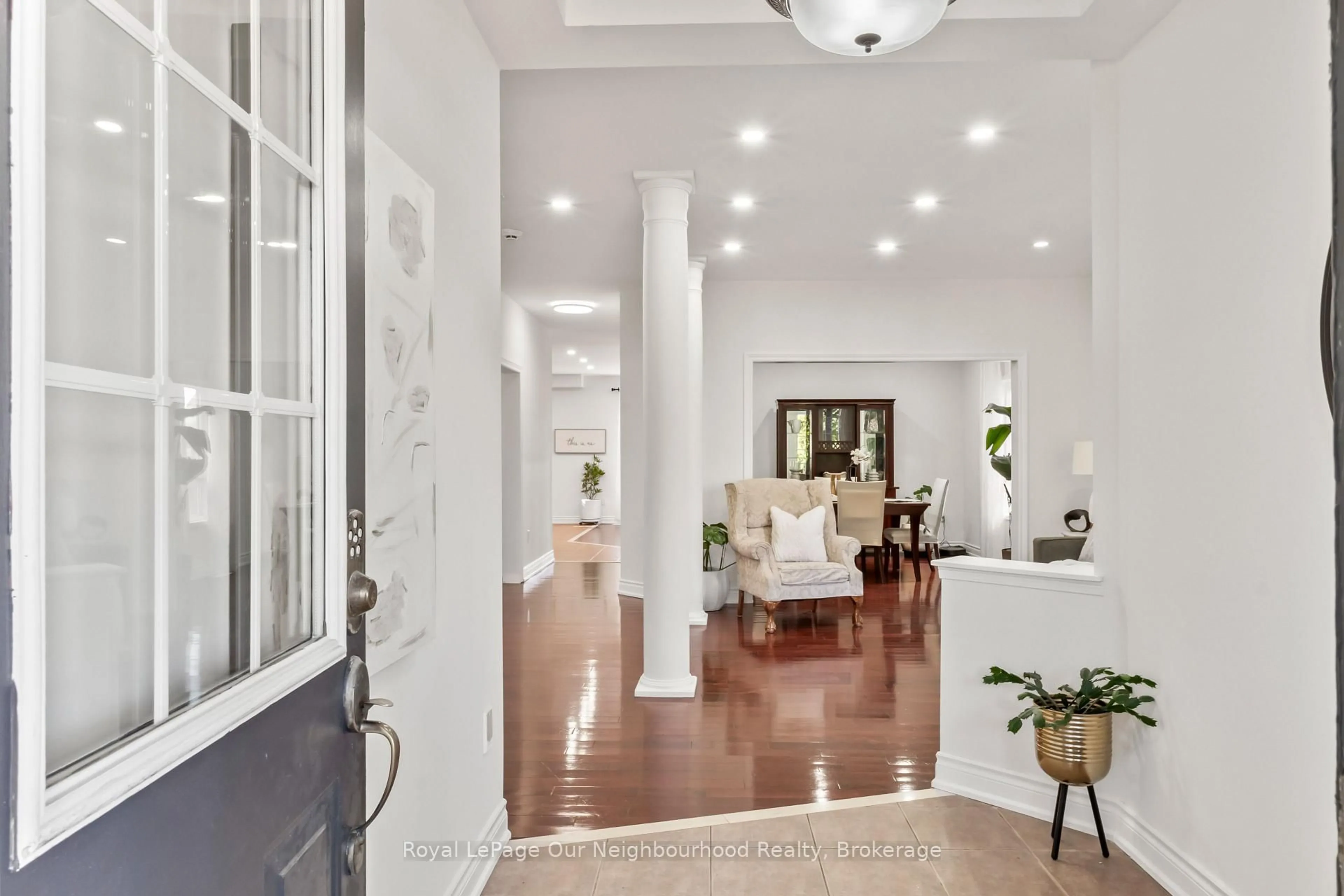 Indoor foyer for 1305 Aldergrove Dr, Oshawa Ontario L1K 2Y6