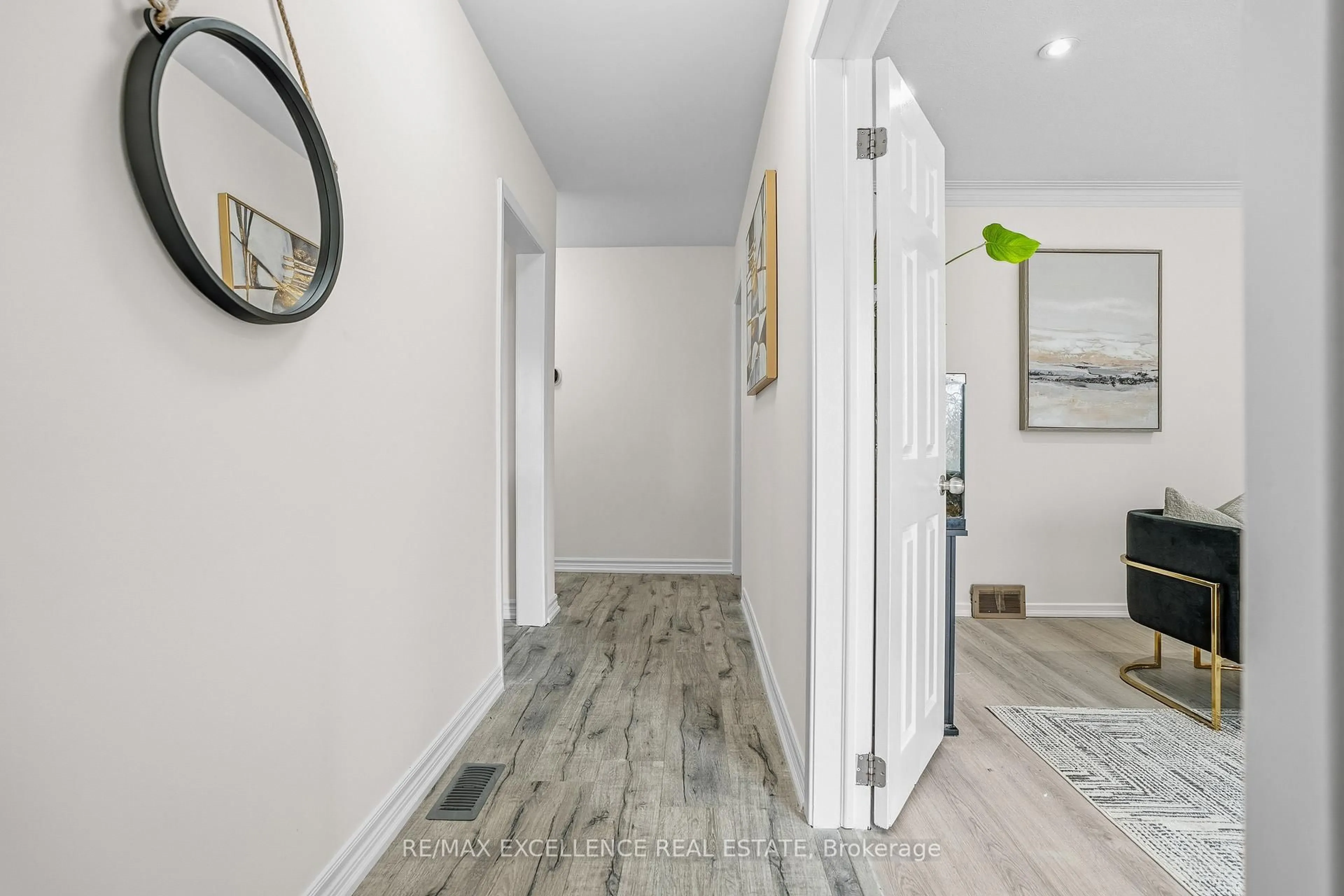 Indoor entryway for 45 Stevenson Rd, Oshawa Ontario L1J 5M4