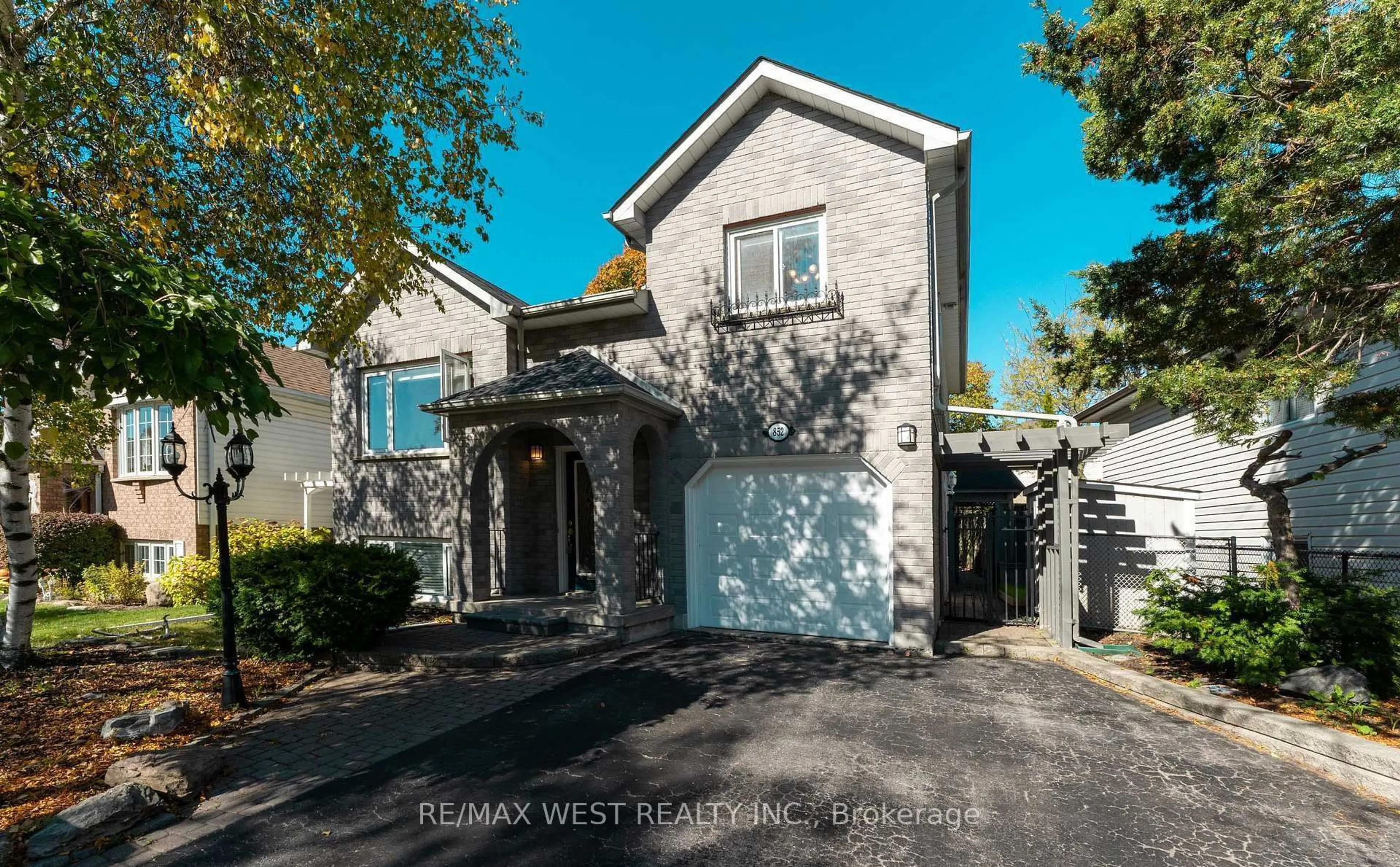 Unknown for 852 Beatrice St, Oshawa Ontario L1K 2H7