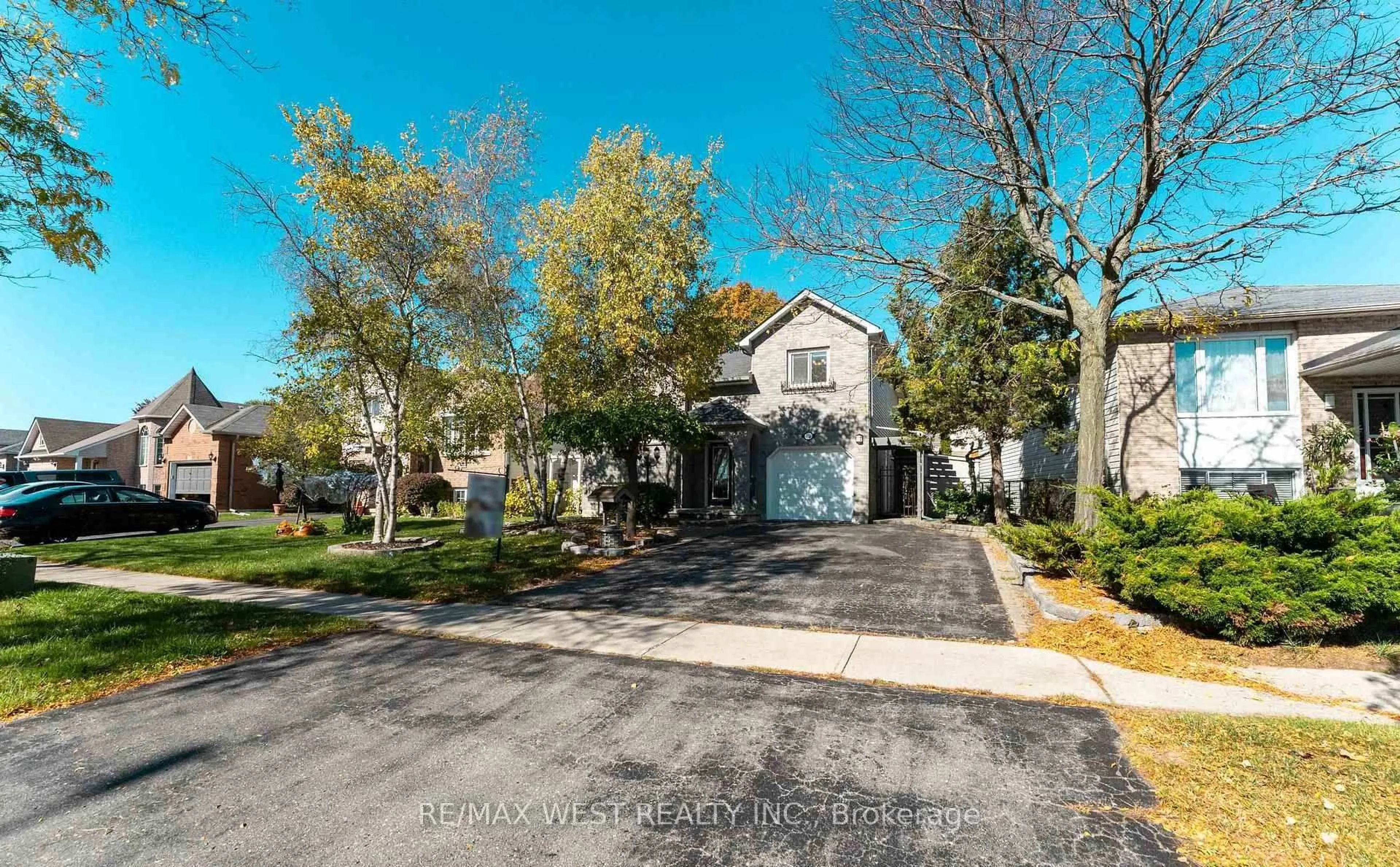 A pic from outside/outdoor area/front of a property/back of a property/a pic from drone, street for 852 Beatrice St, Oshawa Ontario L1K 2H7