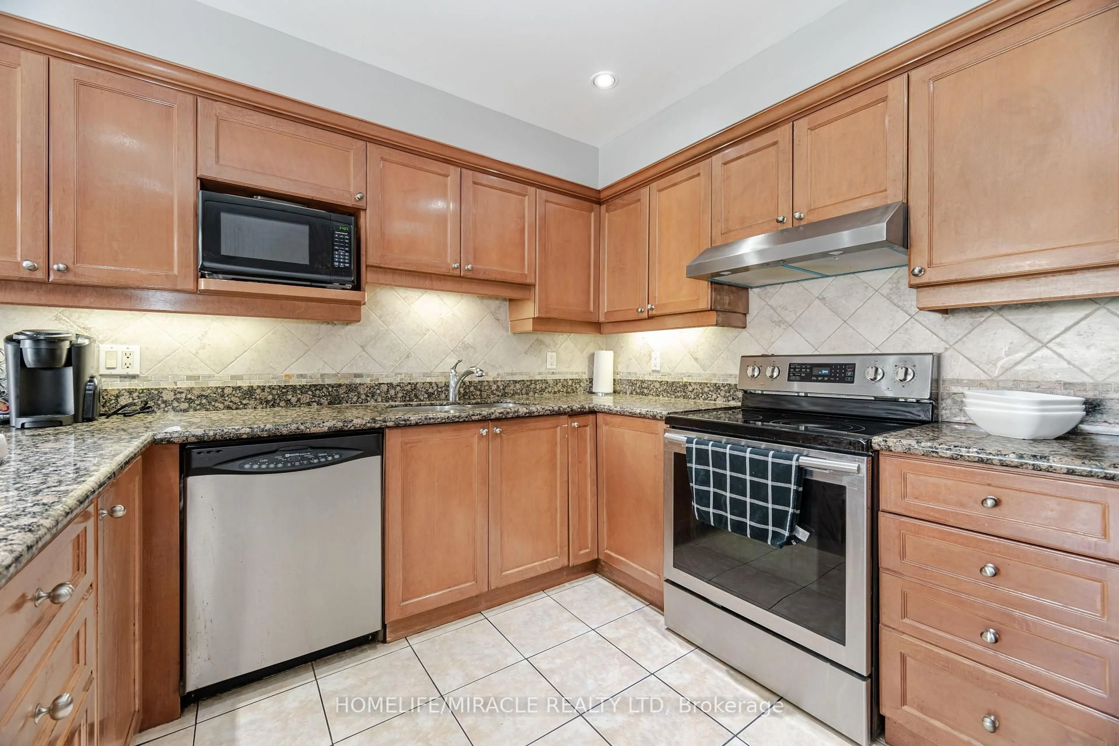 Standard kitchen, ceramic/tile floor for 83 Mondeo Dr #32, Toronto Ontario M1P 5B6