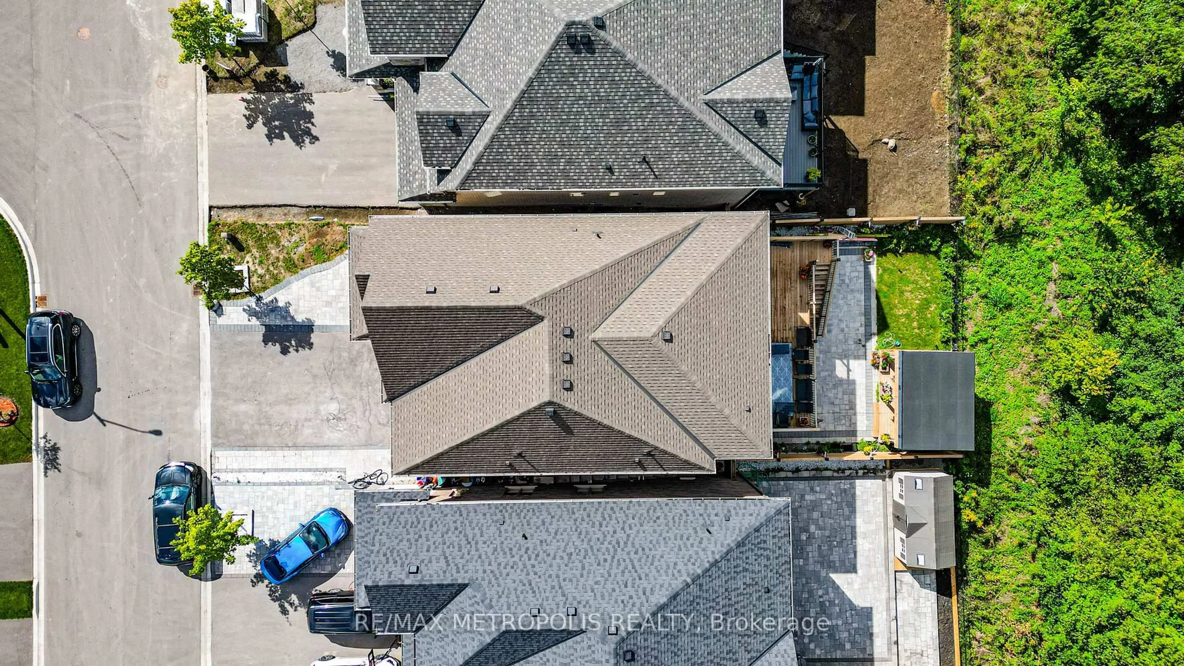 A pic from outside/outdoor area/front of a property/back of a property/a pic from drone, street for 141 AUCKLAND Dr, Whitby Ontario L1P 0J2