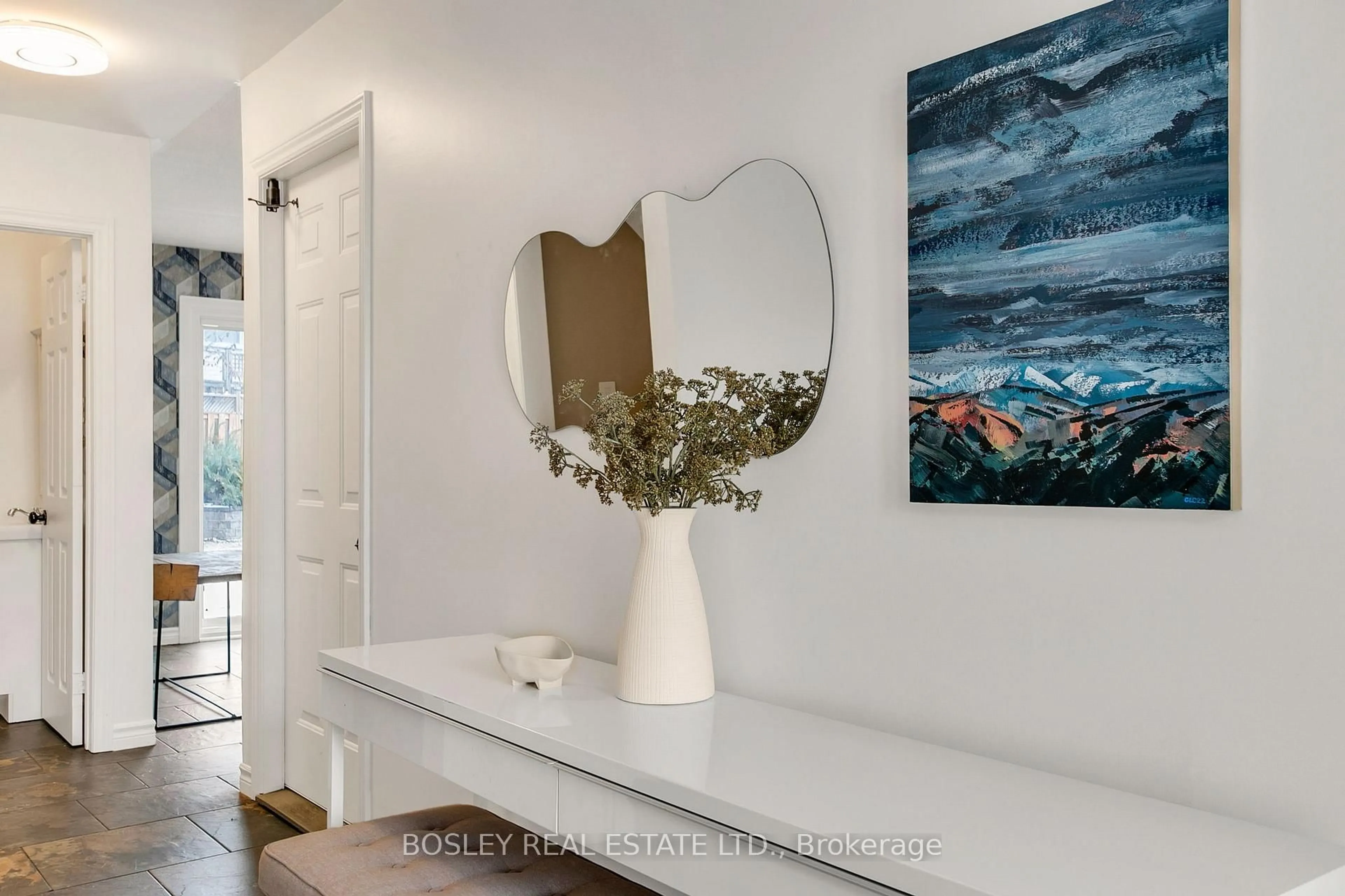 Indoor entryway for 1003 Hawthorne Crt, Oshawa Ontario L1H 2H4