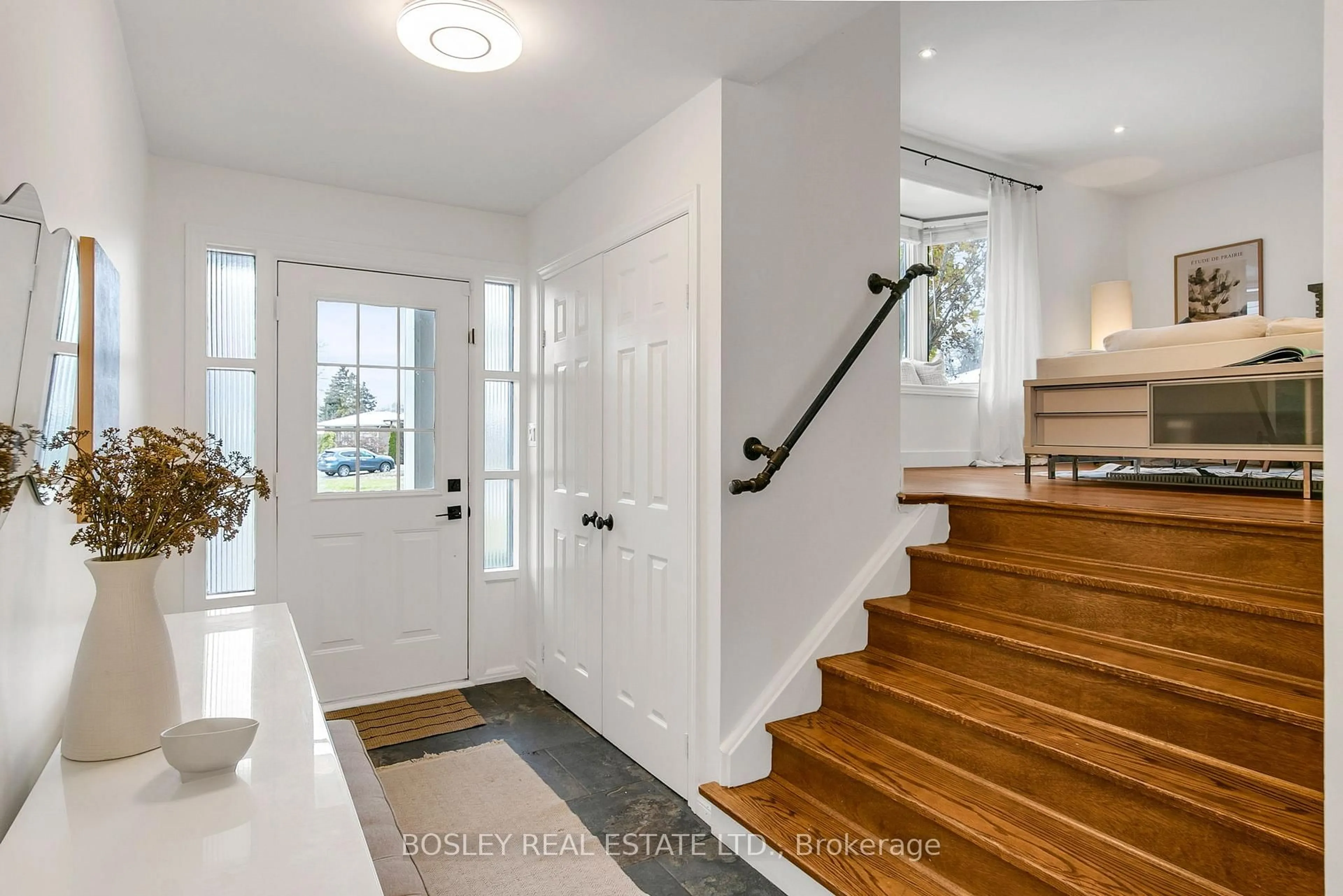 Indoor entryway for 1003 Hawthorne Crt, Oshawa Ontario L1H 2H4