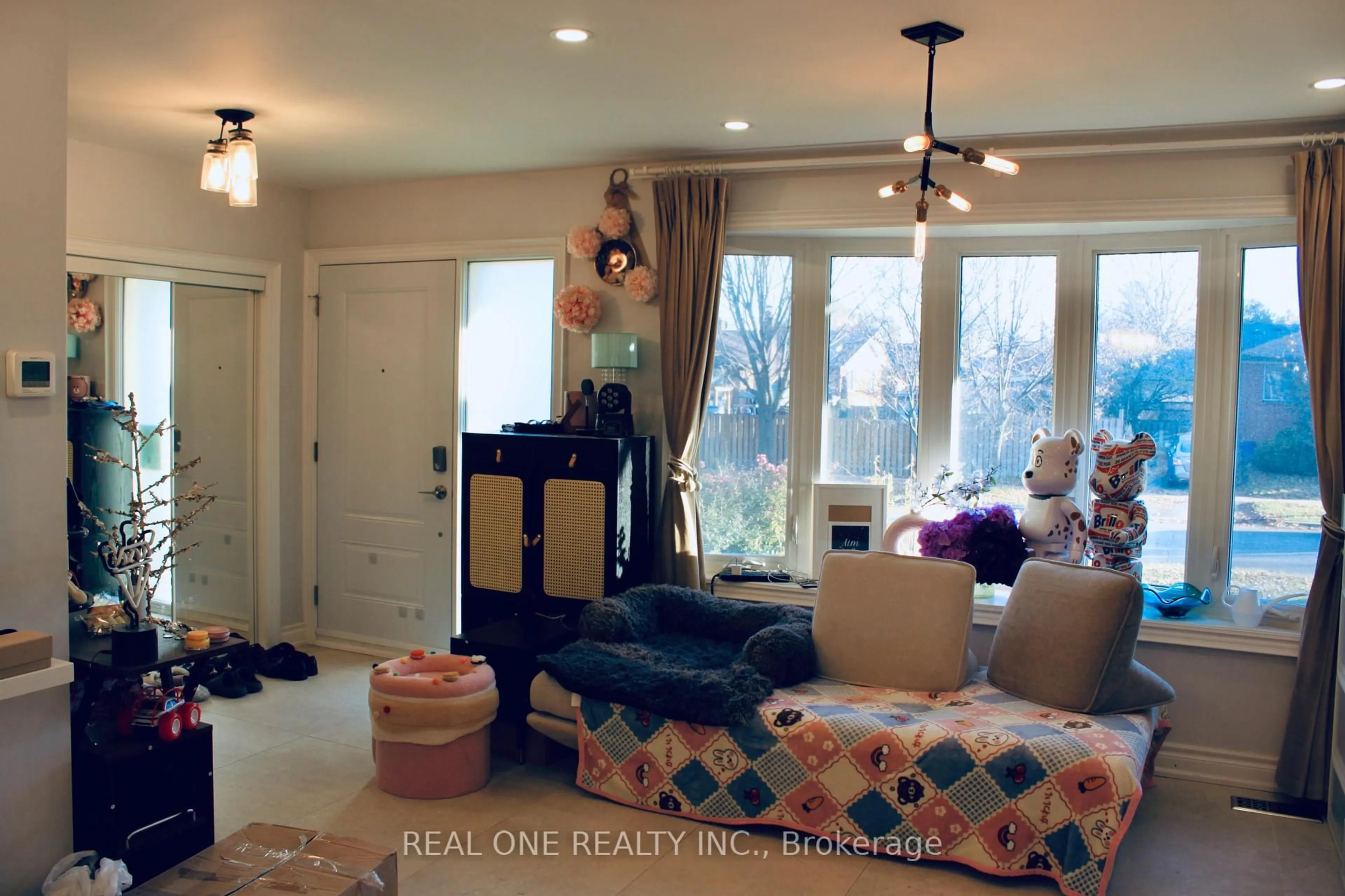 Living room with furniture, wood/laminate floor for 69 Stanwell Dr, Toronto Ontario M1P 4H6