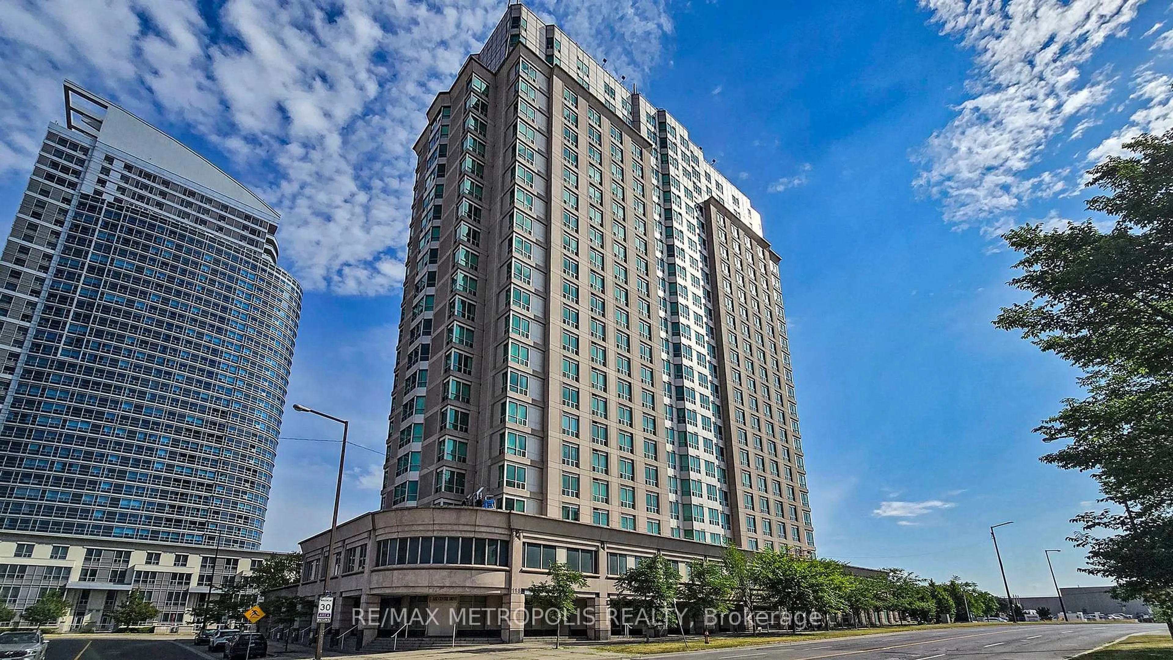 Indoor foyer for 1 Lee Centre Dr #2210, Toronto Ontario M1H 3J2
