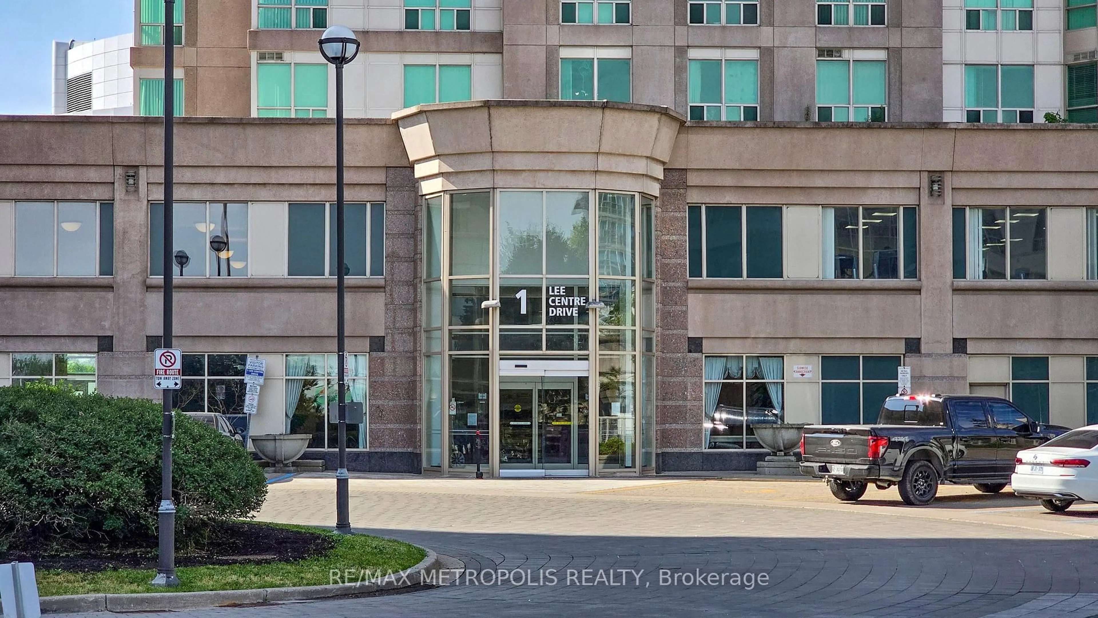 Indoor foyer for 1 Lee Centre Dr #2210, Toronto Ontario M1H 3J2