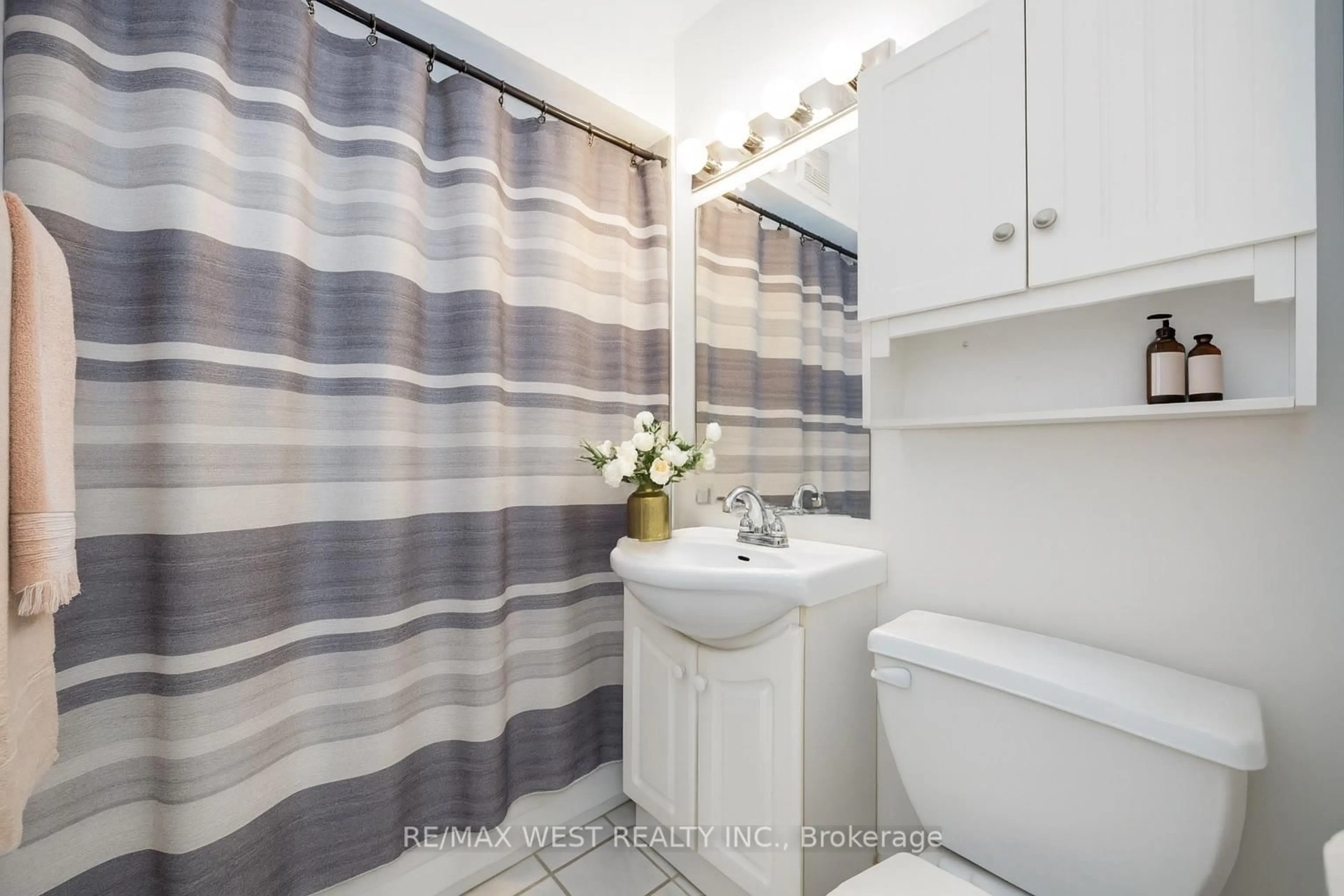 Standard bathroom, ceramic/tile floor for 740 Kennedy Rd #34, Toronto Ontario M1K 2C5