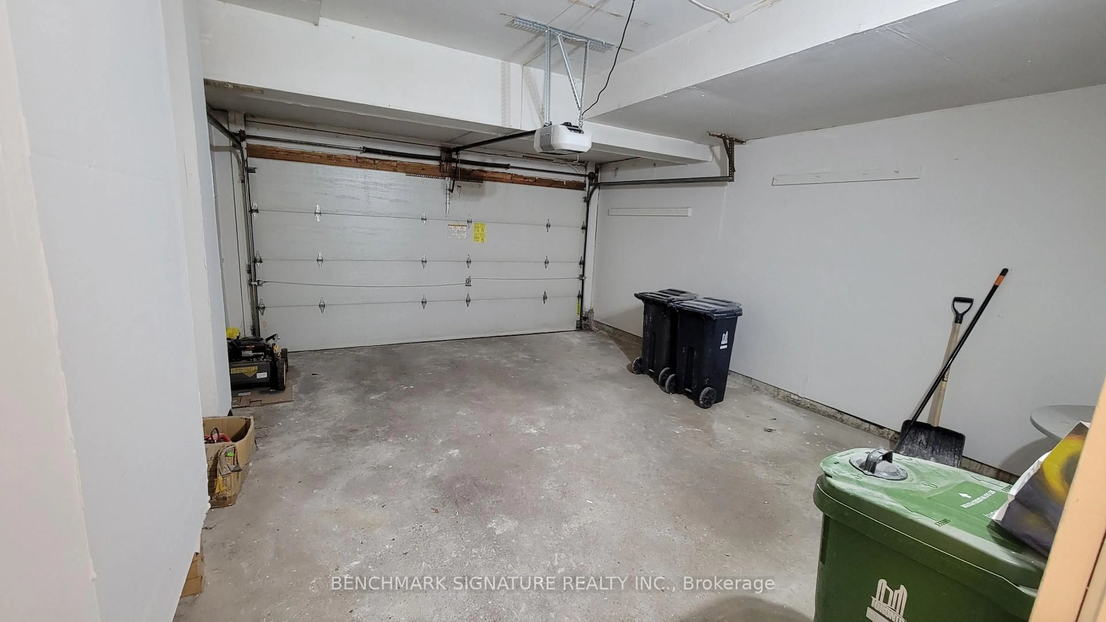 Indoor garage for 35 Wintermute Blvd, Toronto Ontario M1W 3M5