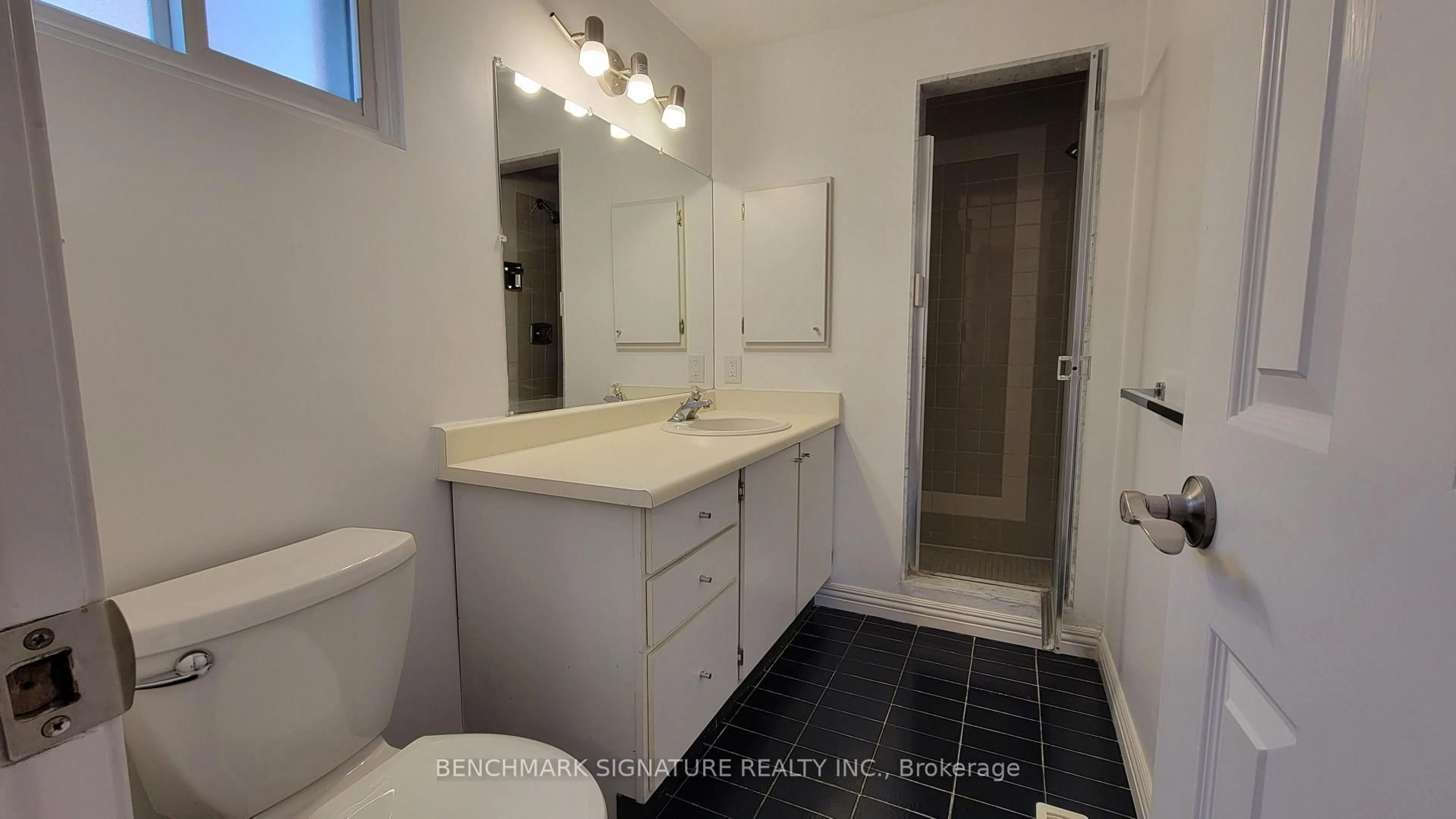Standard bathroom, ceramic/tile floor for 35 Wintermute Blvd, Toronto Ontario M1W 3M5