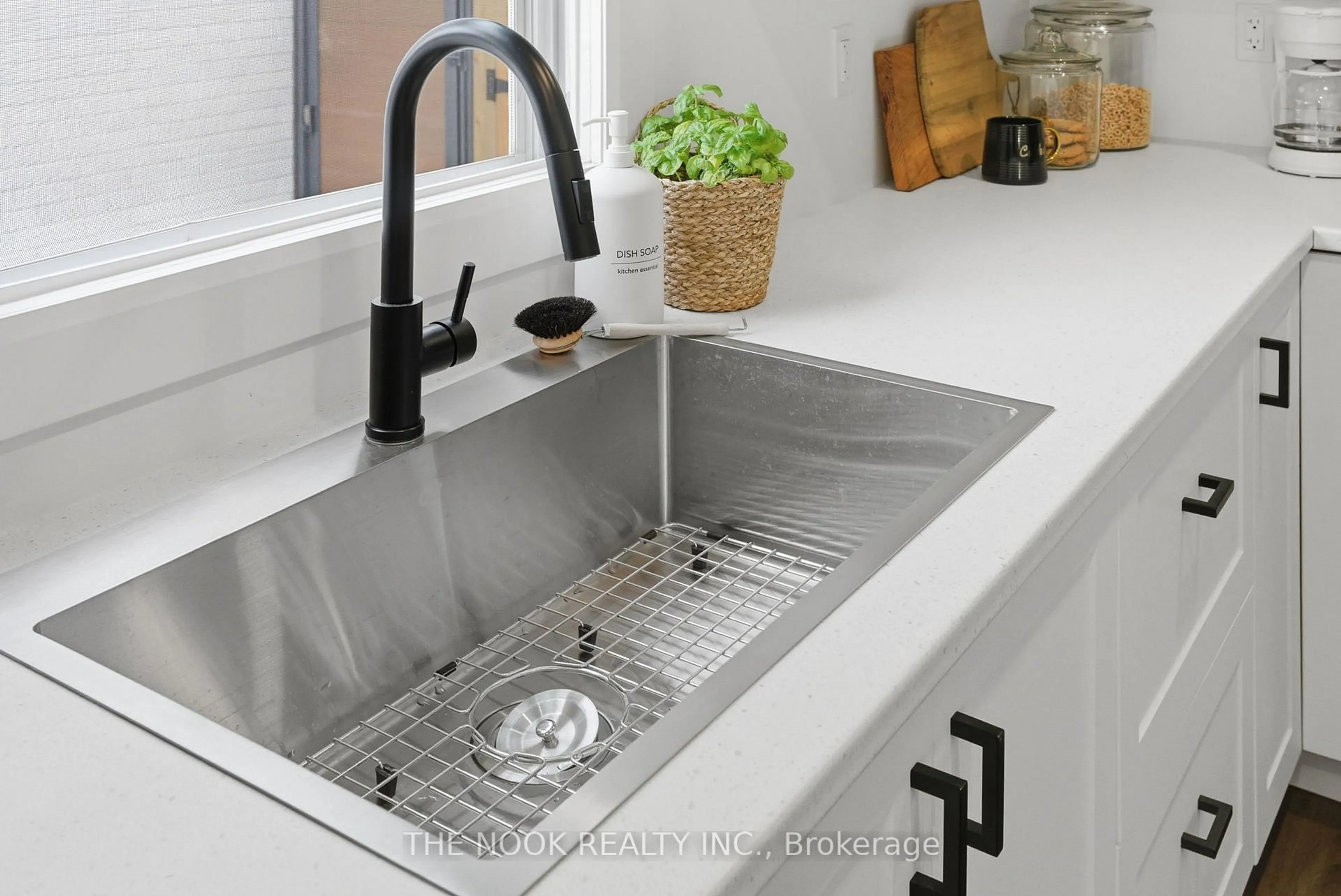 Contemporary kitchen, unknown for 135 Admiral Rd, Ajax Ontario L1S 2P2