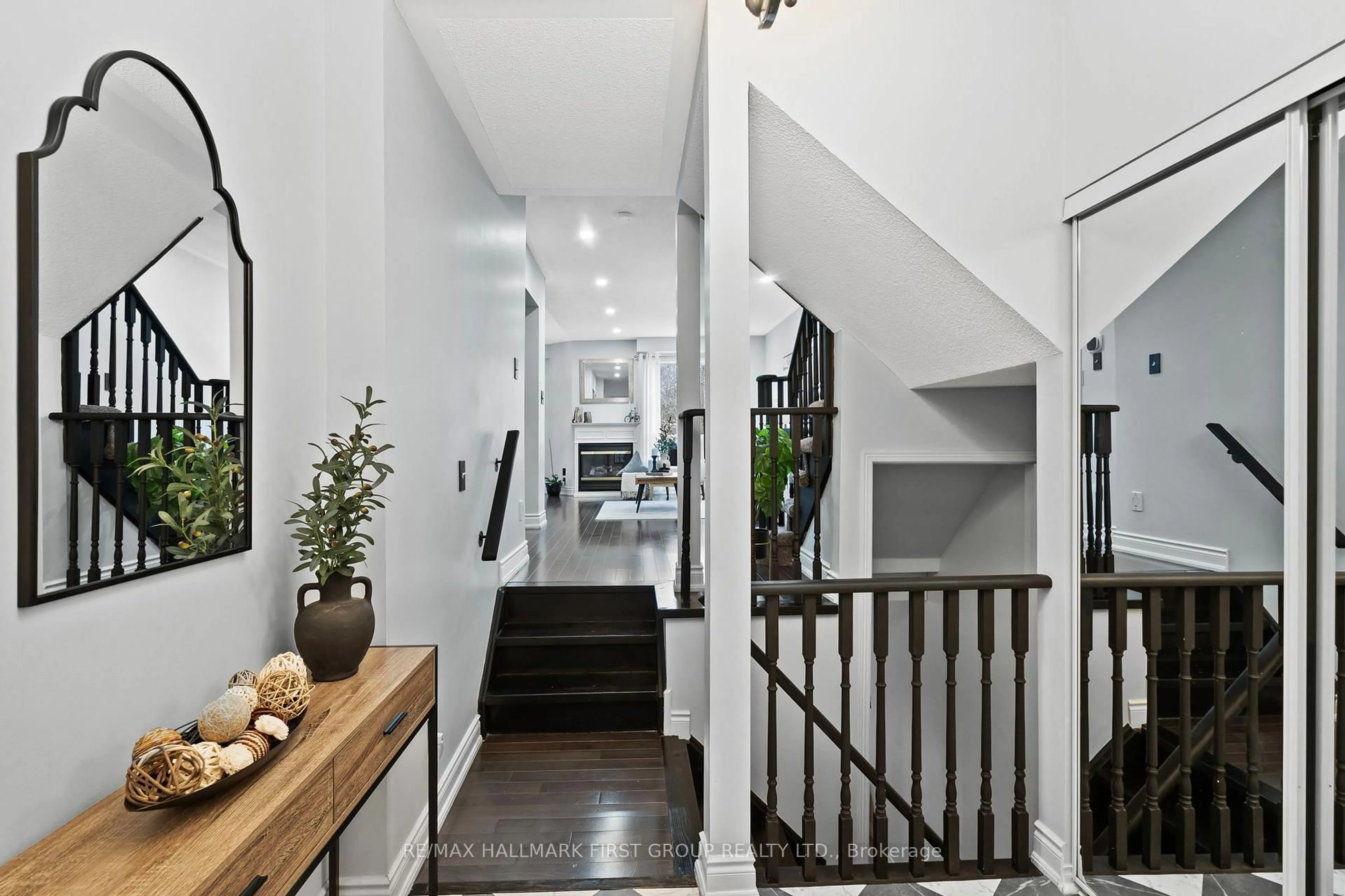 Indoor entryway for 1696 Woodgate Tr, Oshawa Ontario L1G 8B4