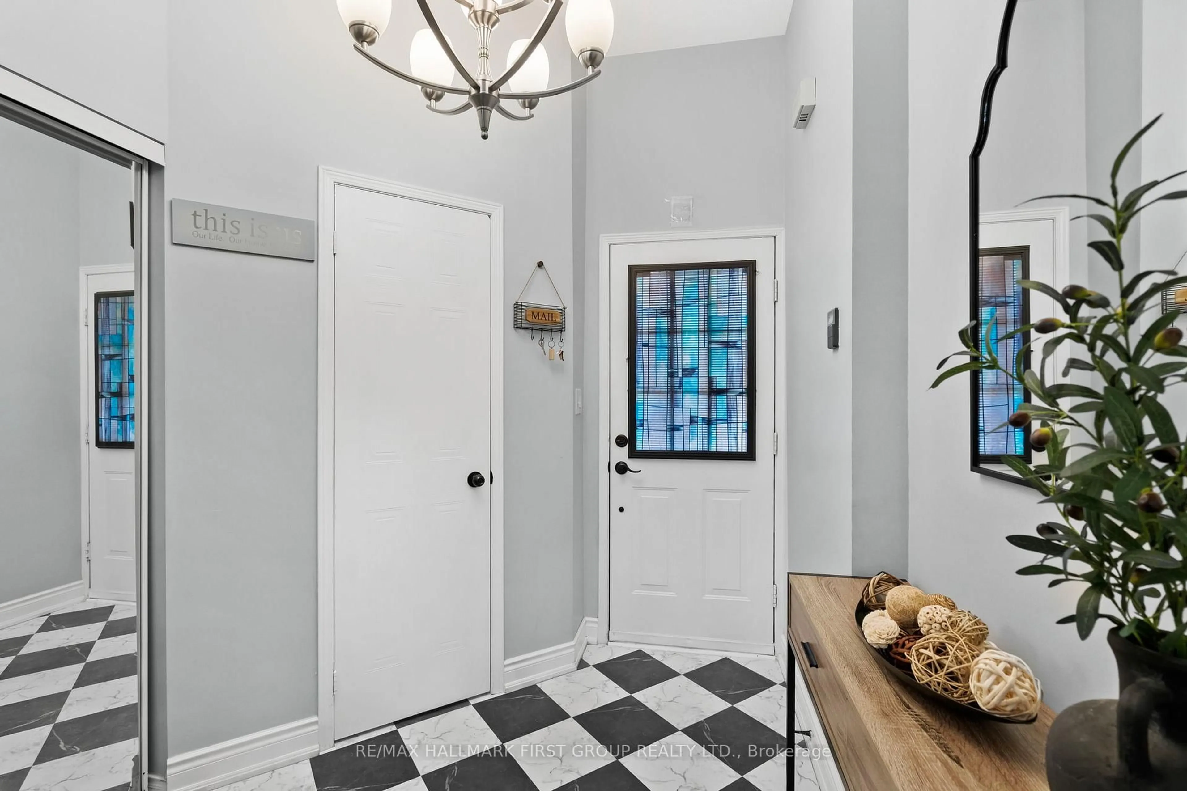 Indoor entryway for 1696 Woodgate Tr, Oshawa Ontario L1G 8B4