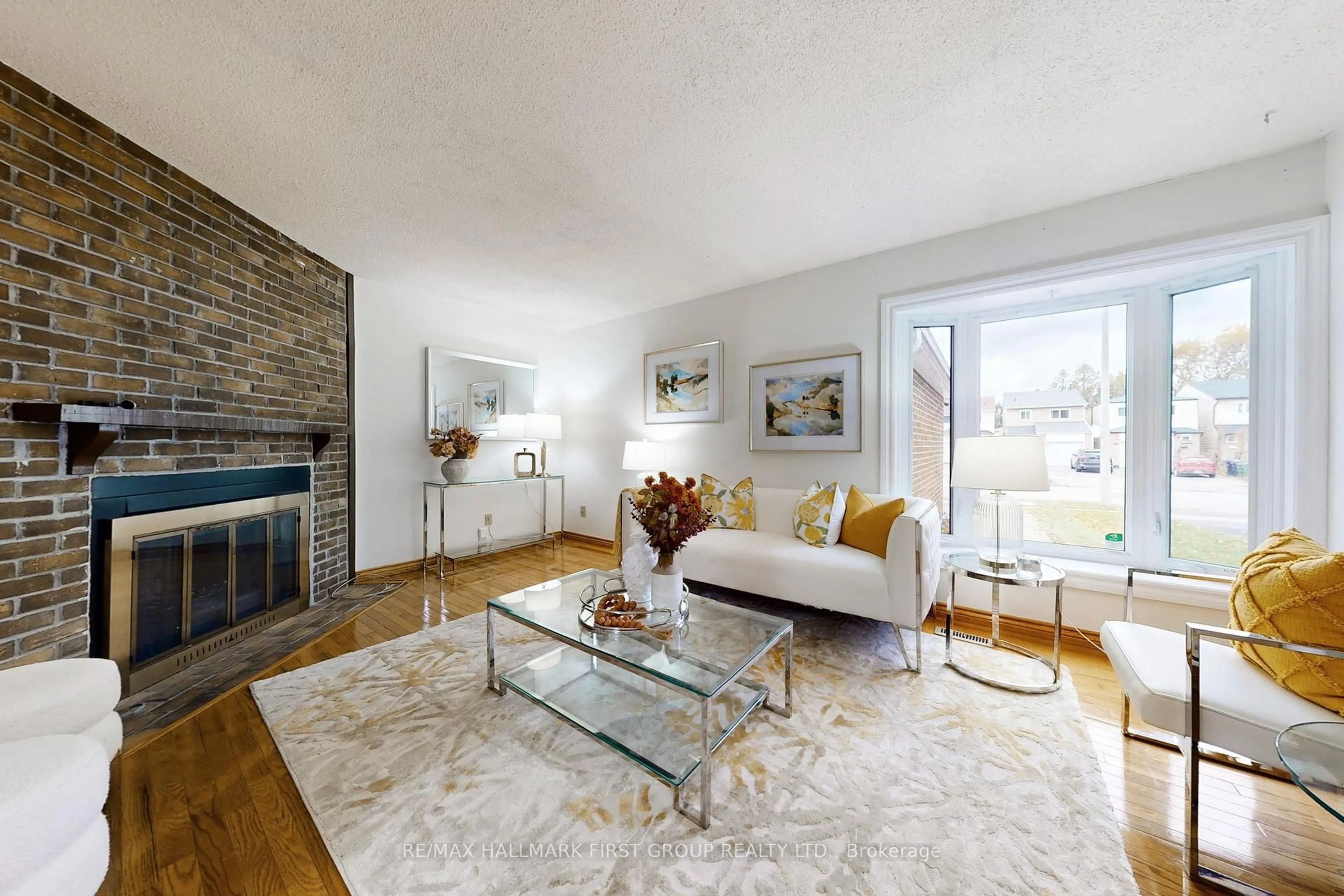 Living room with furniture, unknown for 117 Brookmill Blvd, Toronto Ontario M1W 3E7