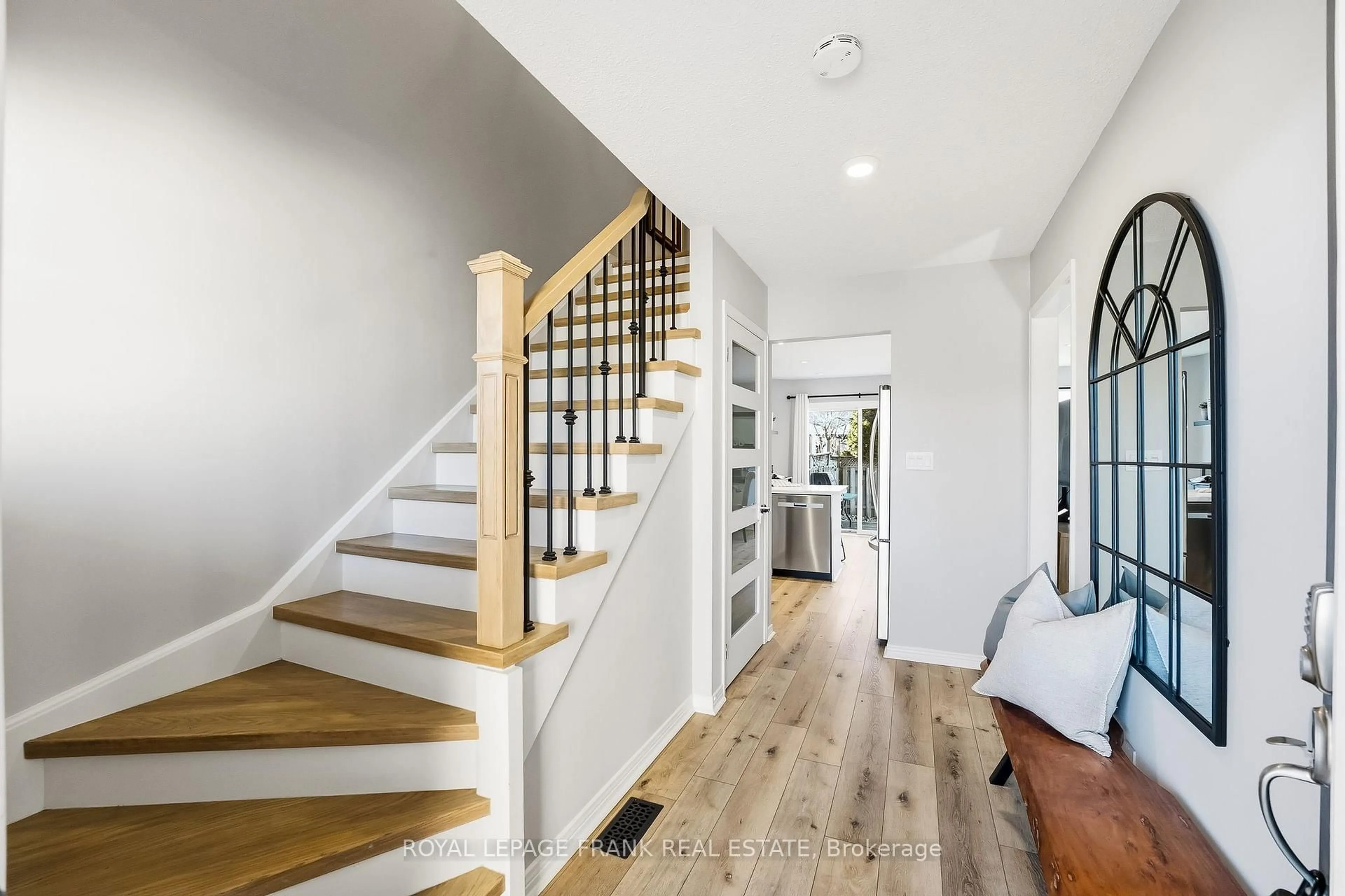 Indoor entryway for 6 Short Cres, Clarington Ontario L1E 2Z5