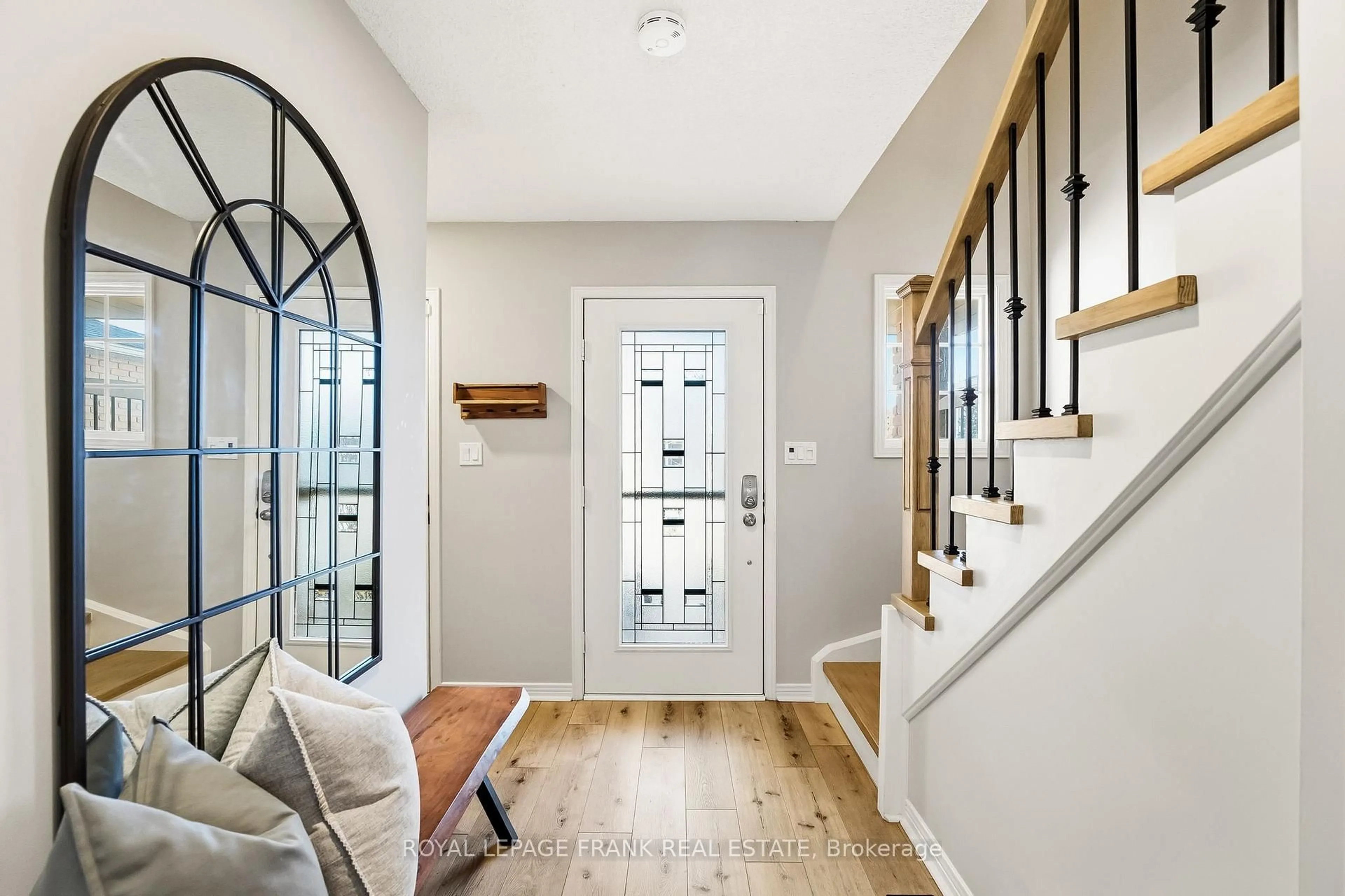 Indoor entryway for 6 Short Cres, Clarington Ontario L1E 2Z5