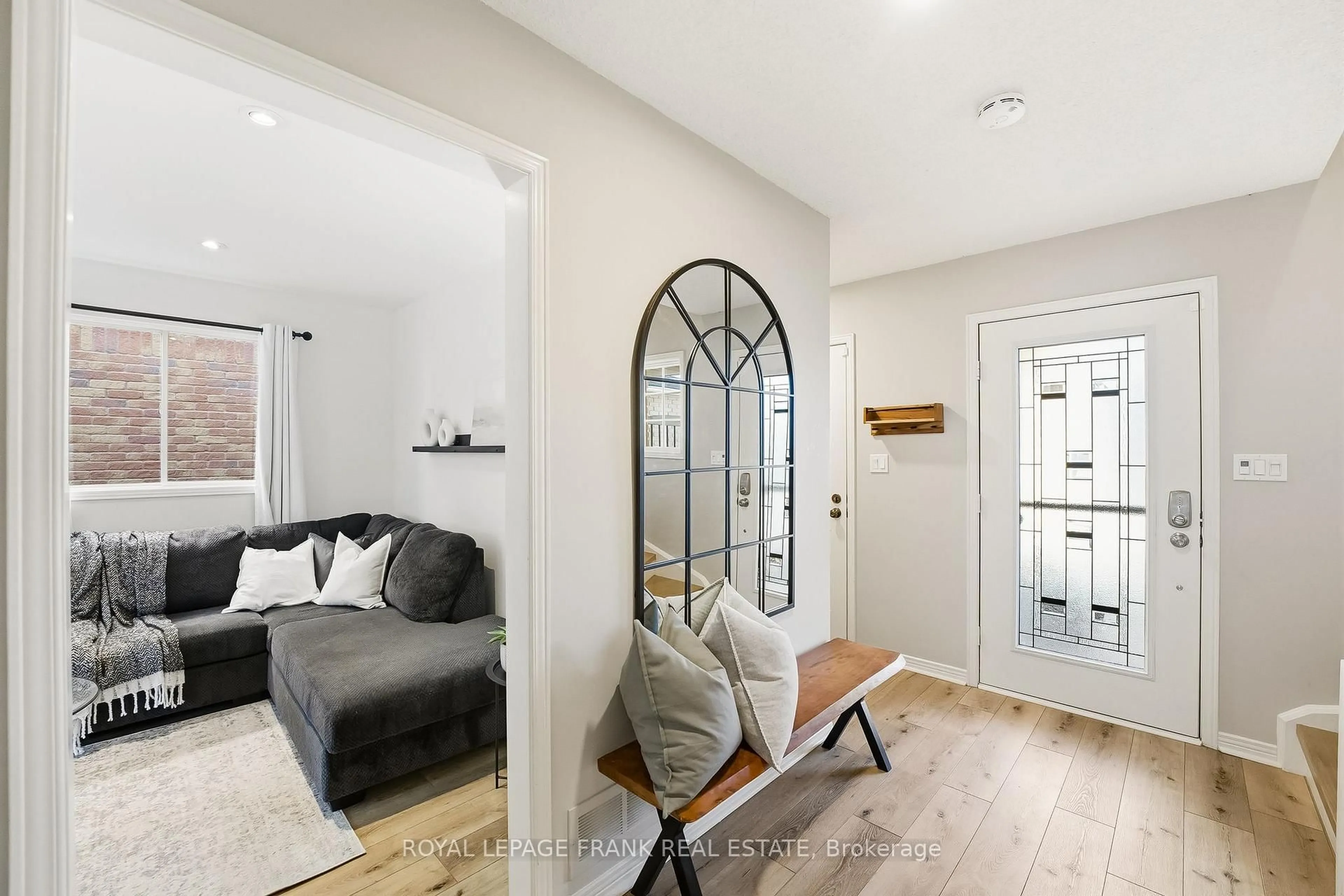 Indoor entryway for 6 Short Cres, Clarington Ontario L1E 2Z5