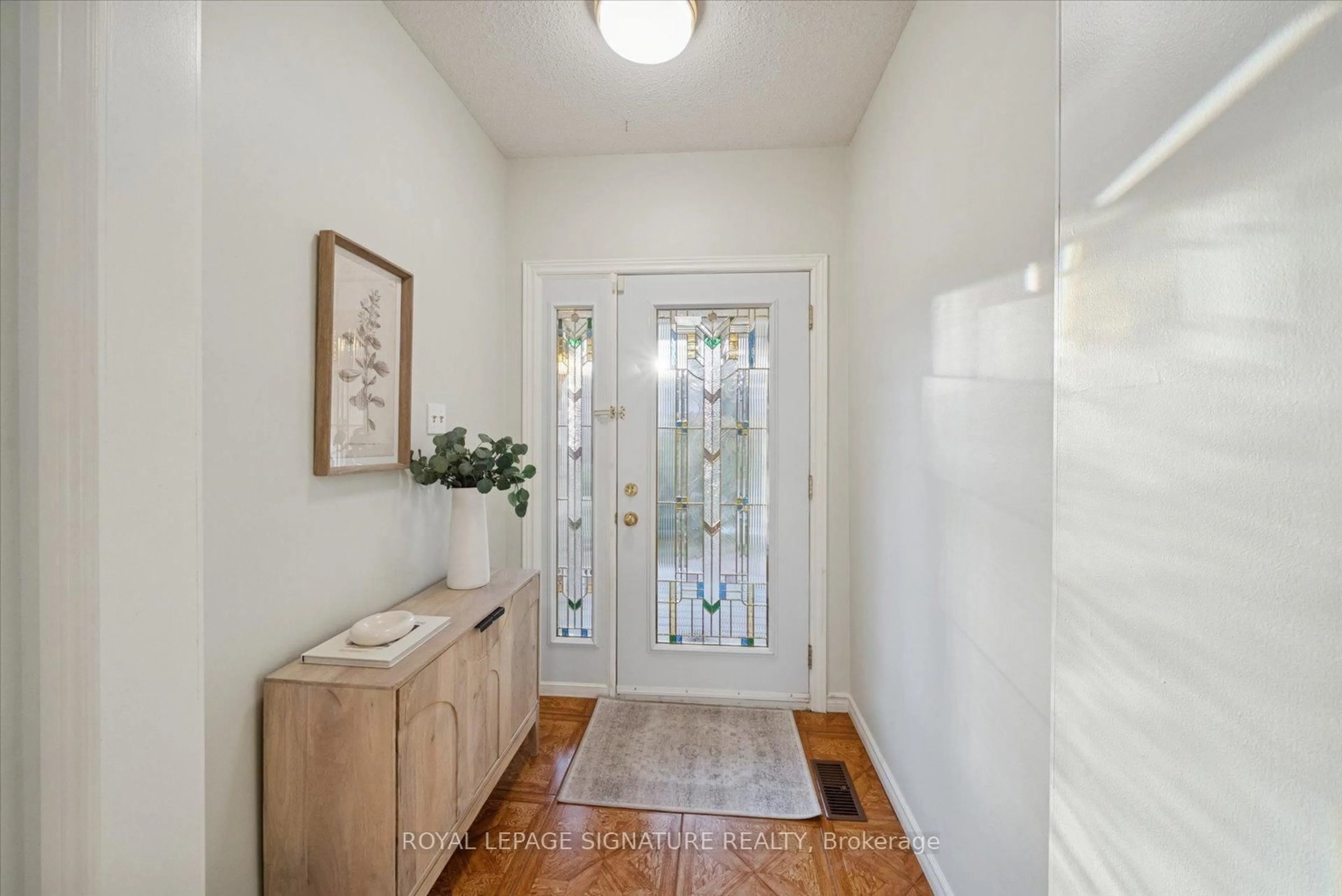 Indoor entryway for 2015 Lynn Heights Dr, Pickering Ontario L1X 1N5