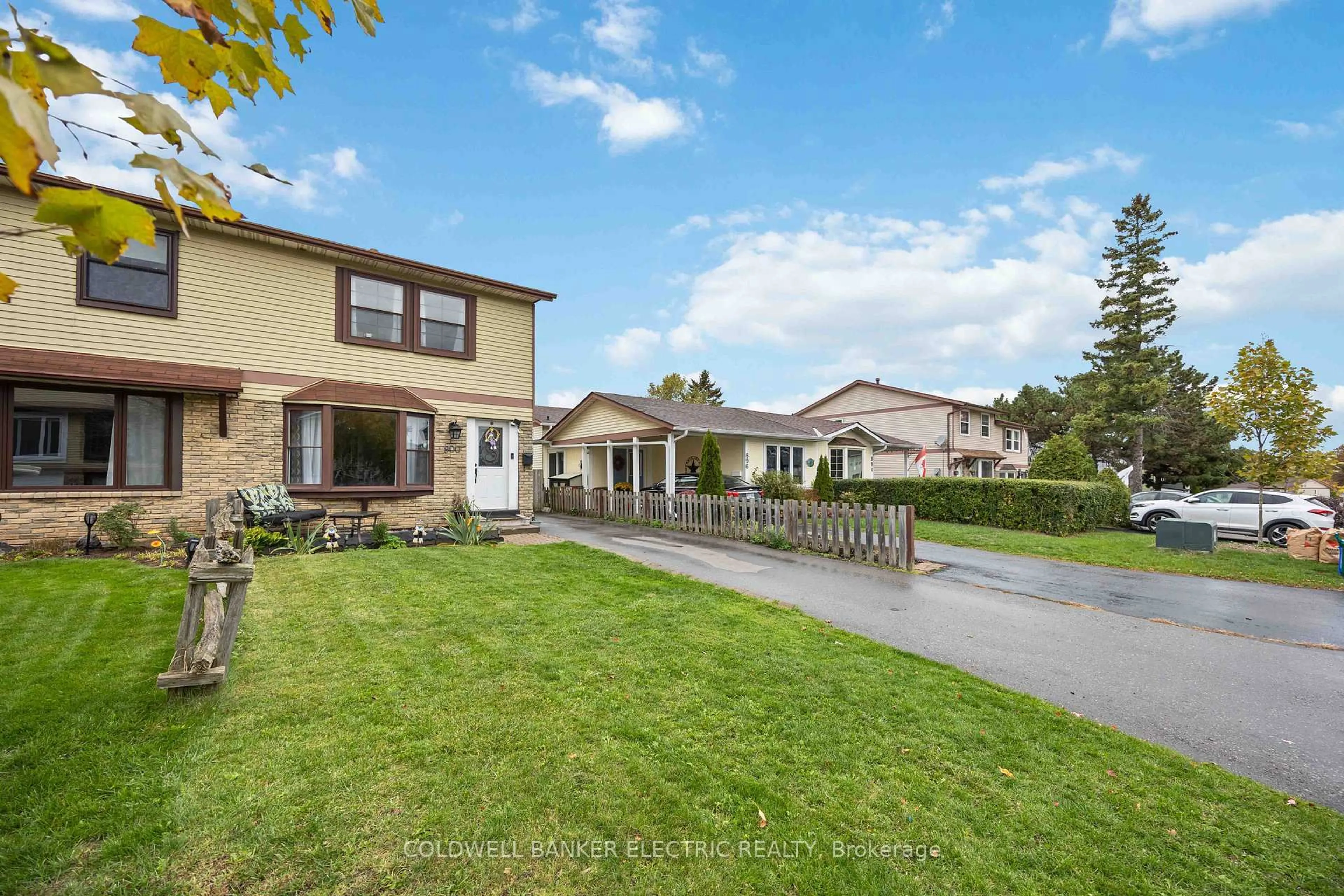 A pic from outside/outdoor area/front of a property/back of a property/a pic from drone, street for 900 Southridge St, Oshawa Ontario L1H 8A5