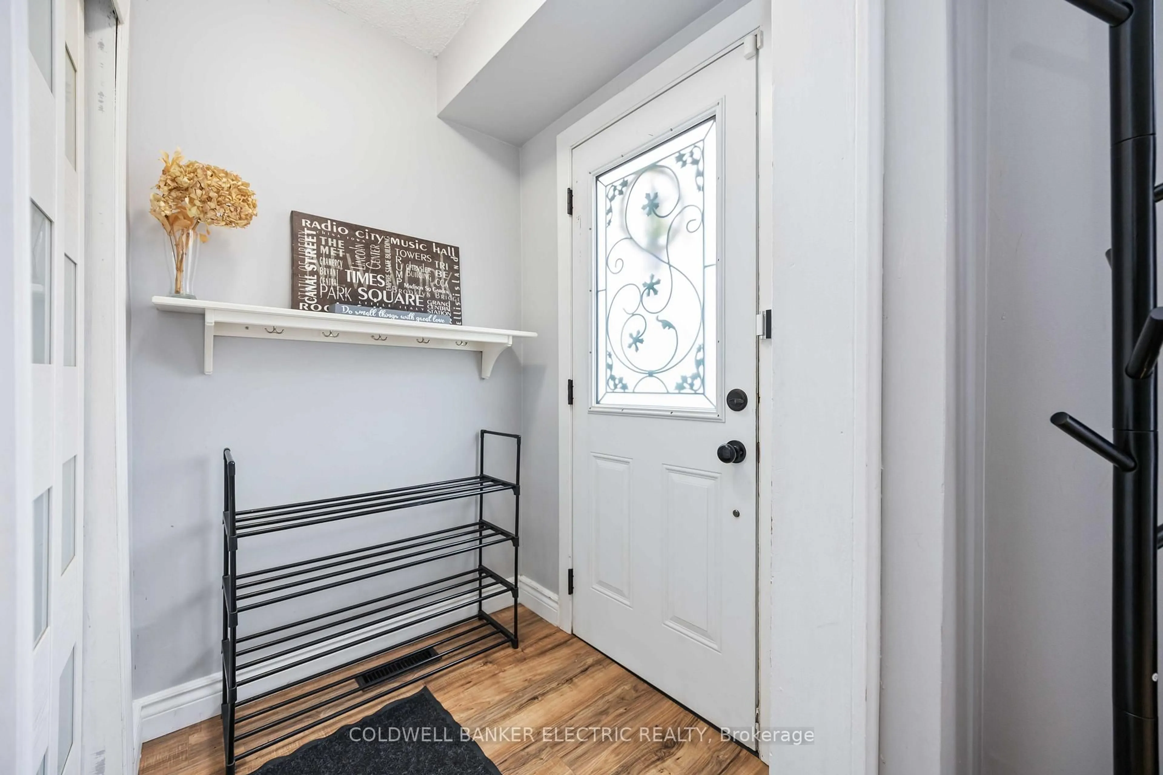 Indoor entryway for 900 Southridge St, Oshawa Ontario L1H 8A5