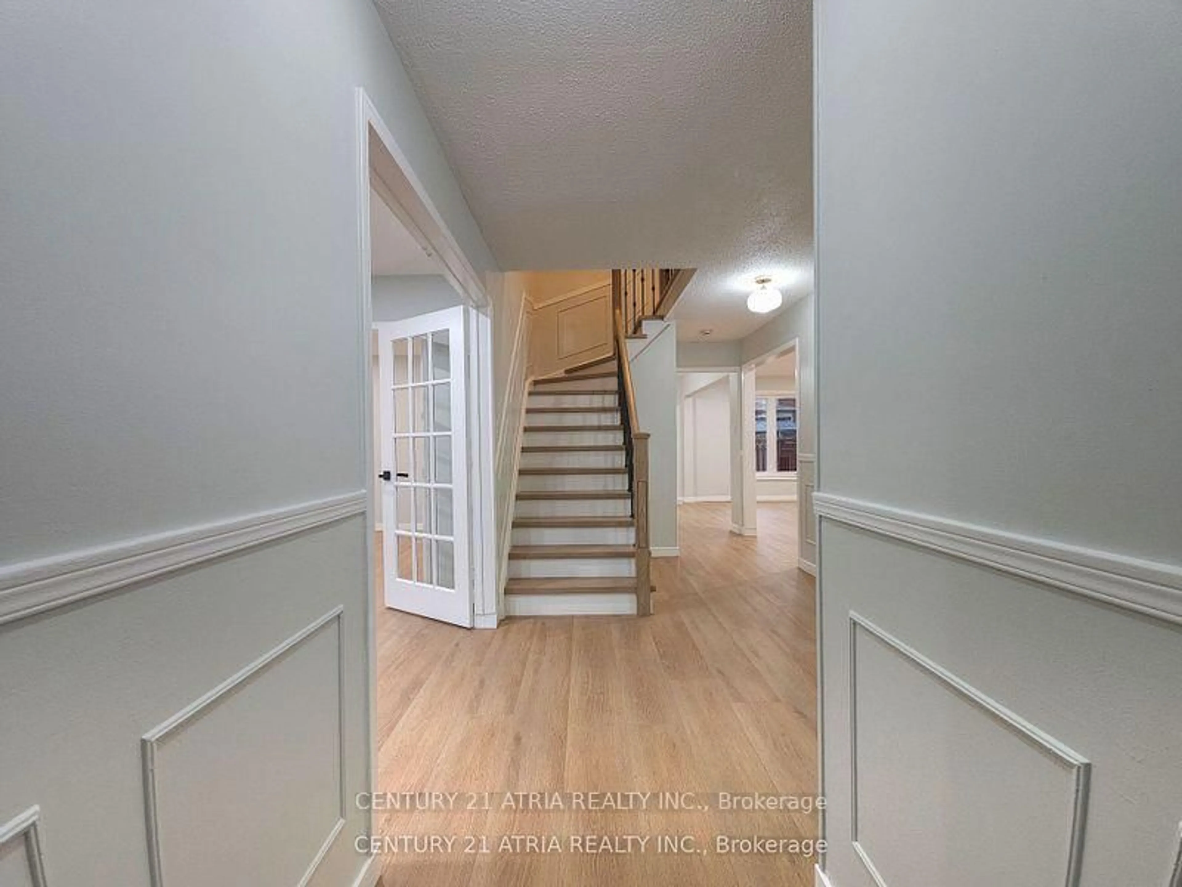 Indoor foyer for 76 Carisbrooke Sq, Toronto Ontario M1B 4M4